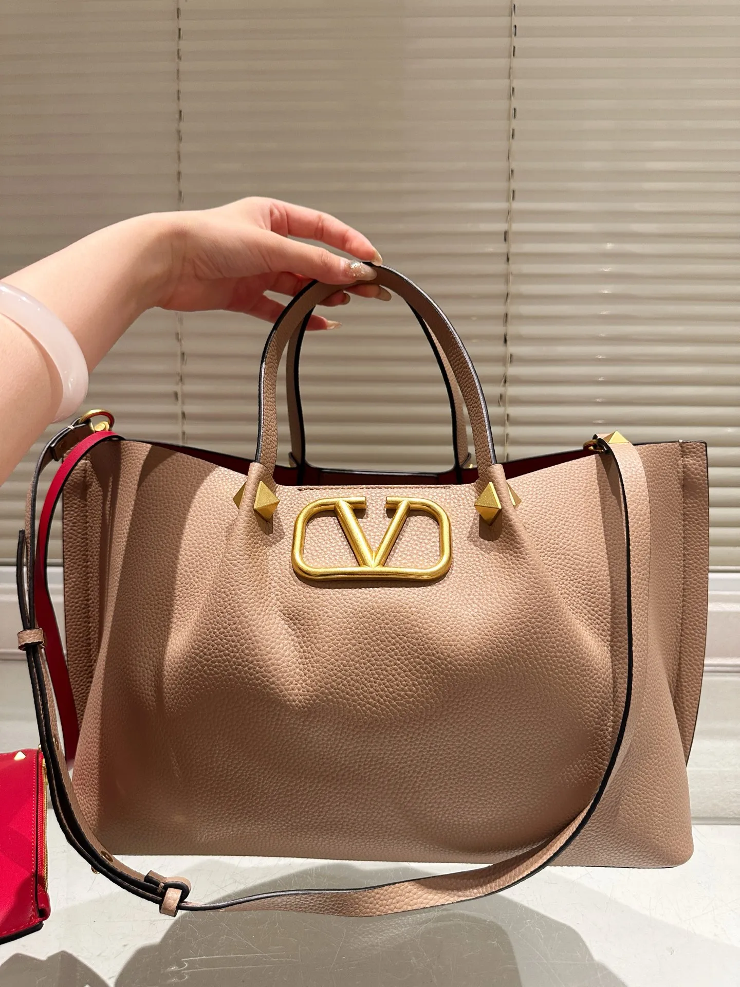 P370⚠️Size 37.24 Valentino handbag can be worn cross-body. It has a retro feel. It is high-end yet elegant. It has a great sense of atmosphere. It can be worn for commuting, leisure and dating.