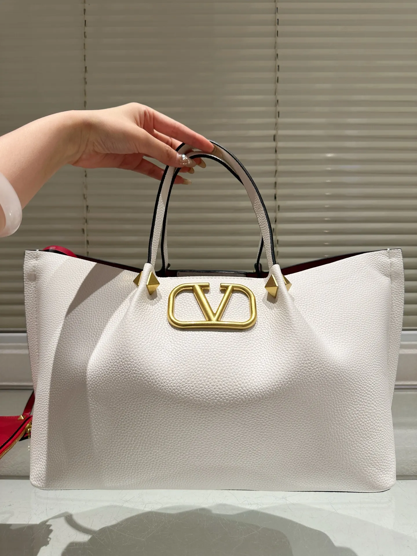 P370⚠️Size 37.24 Valentino handbag can be worn cross-body. It has a retro feel. It is high-end yet elegant. It has a great sense of atmosphere. It can be worn for commuting, leisure and dating.