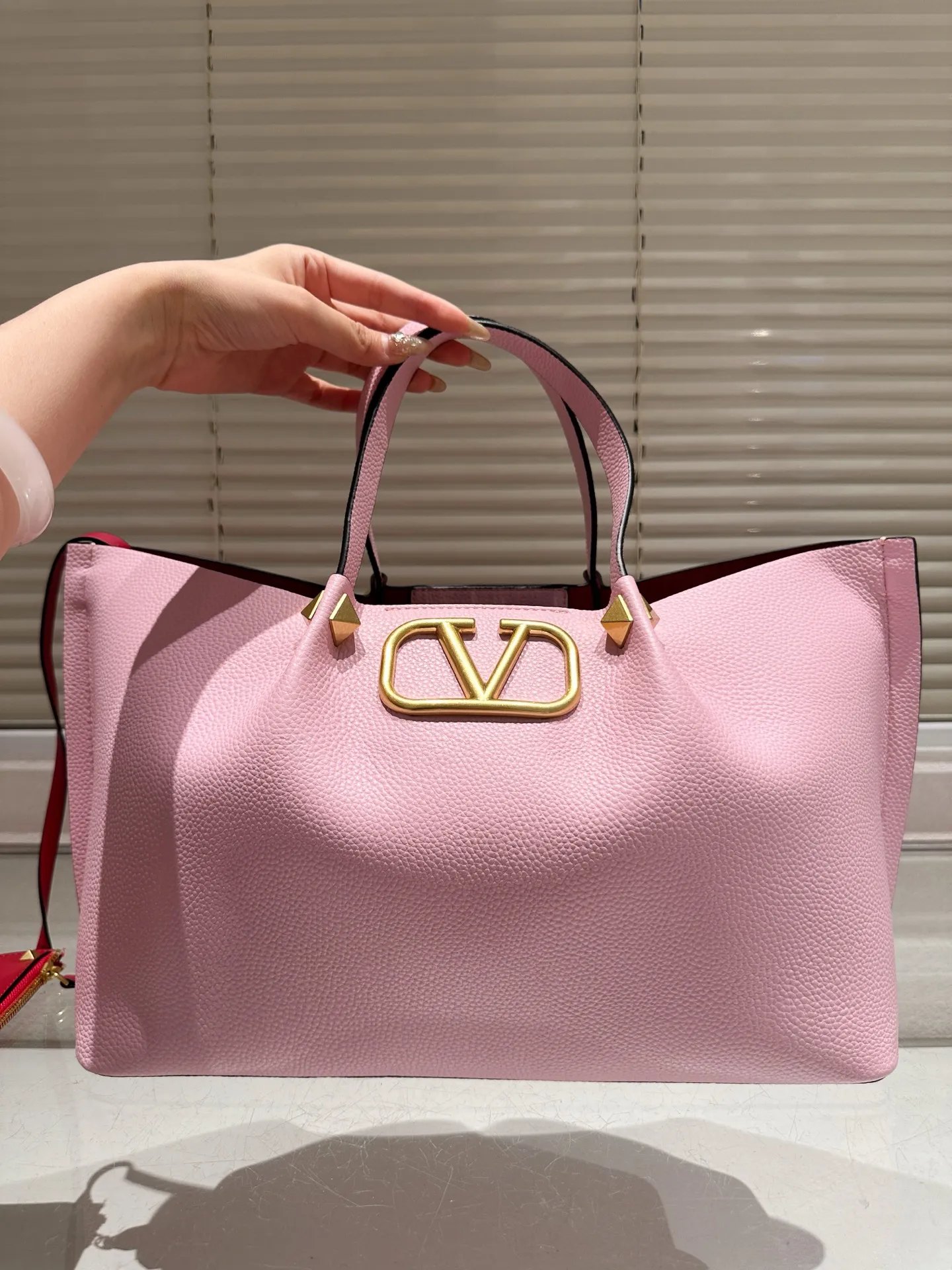 P370⚠️Size 37.24 Valentino handbag can be worn cross-body. It has a retro feel. It is high-end yet elegant. It has a great sense of atmosphere. It can be worn for commuting, leisure and dating.
