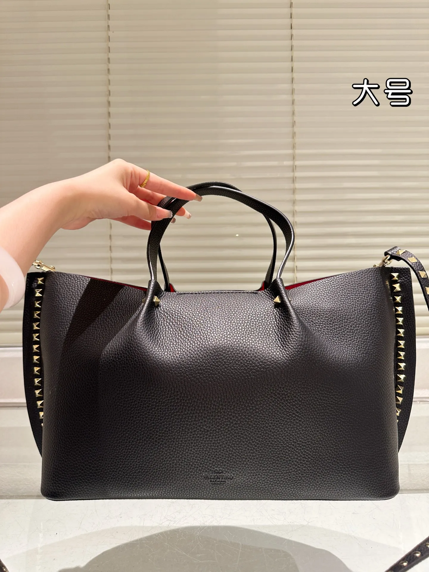 P430⚠️Size 36.23 Valentino handbag can be worn cross-body. It has a retro feel. It is high-end yet elegant. It has a great sense of atmosphere. It can be worn for commuting, leisure and dating.