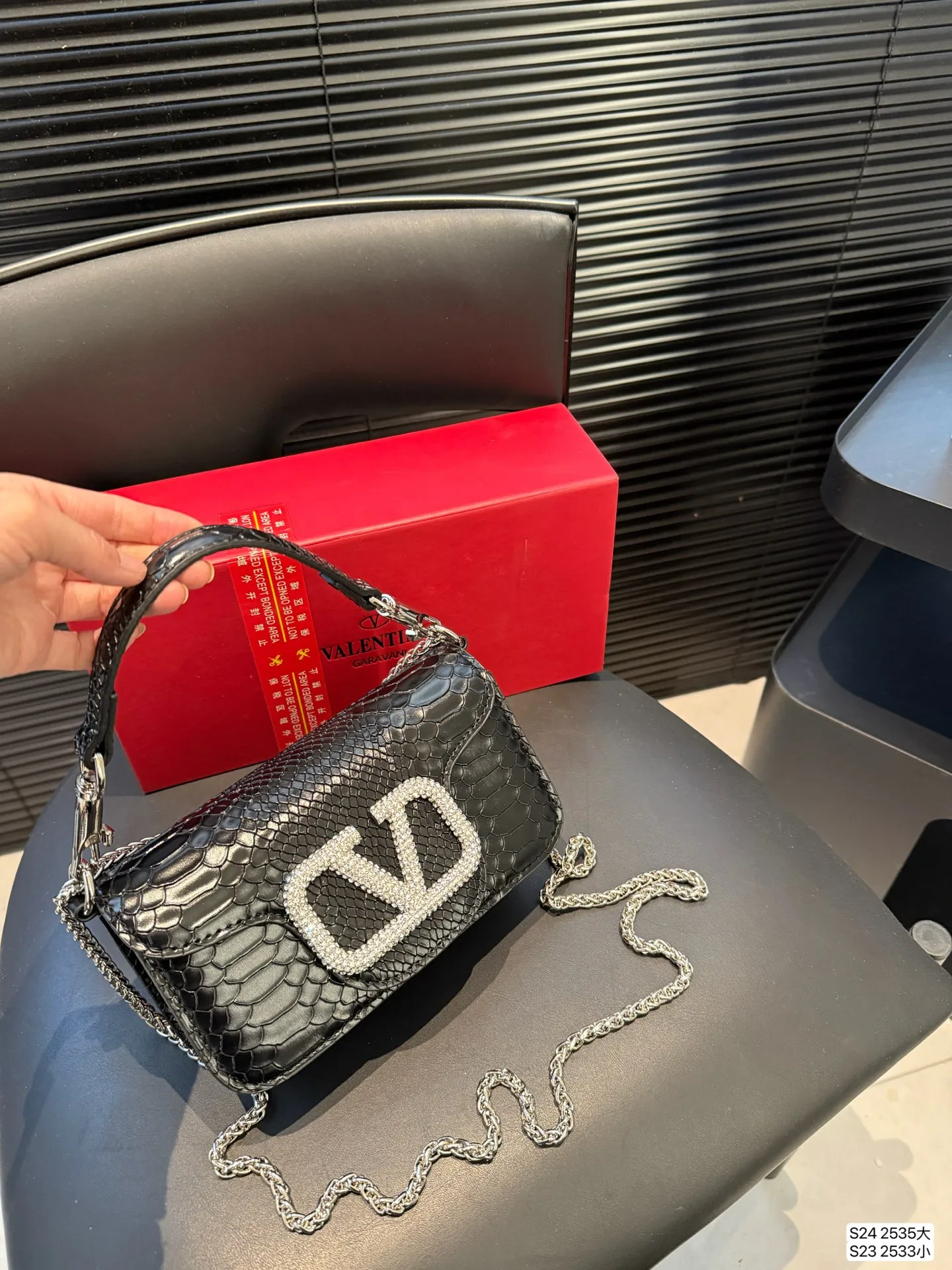 Large size P340 Small size P330 with folding box Valentino shoulder bag Fashionable and easy to match without looking old-fashioned The beauty and temperament bonus is so high~ I love this calmness and elegance Size: large size 27 13 small size 20 12 Item number large size 2535 small size 2533