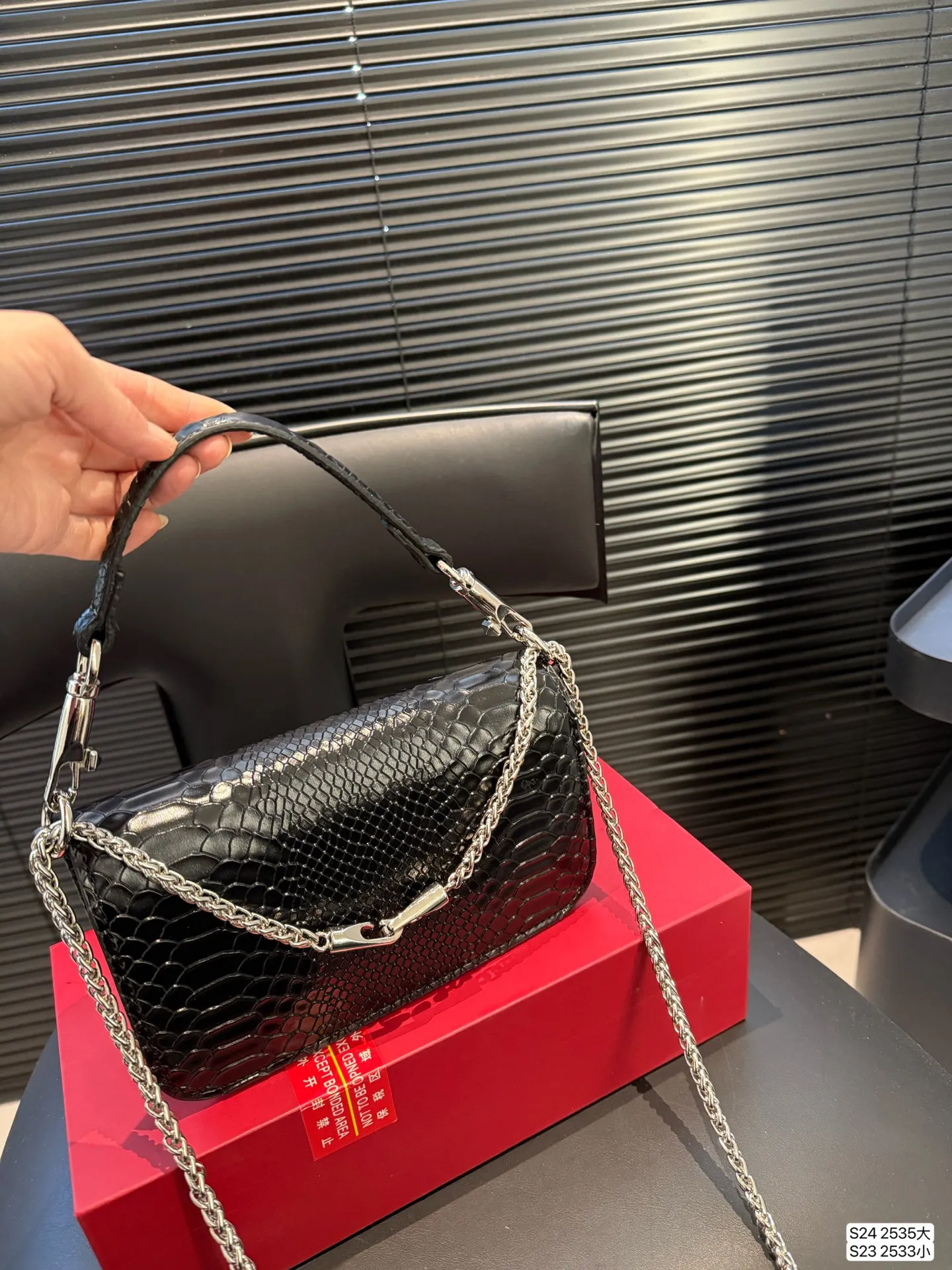 Large size P340 Small size P330 with folding box Valentino shoulder bag Fashionable and easy to match without looking old-fashioned The beauty and temperament bonus is so high~ I love this calmness and elegance Size: large size 27 13 small size 20 12 Item number large size 2535 small size 2533