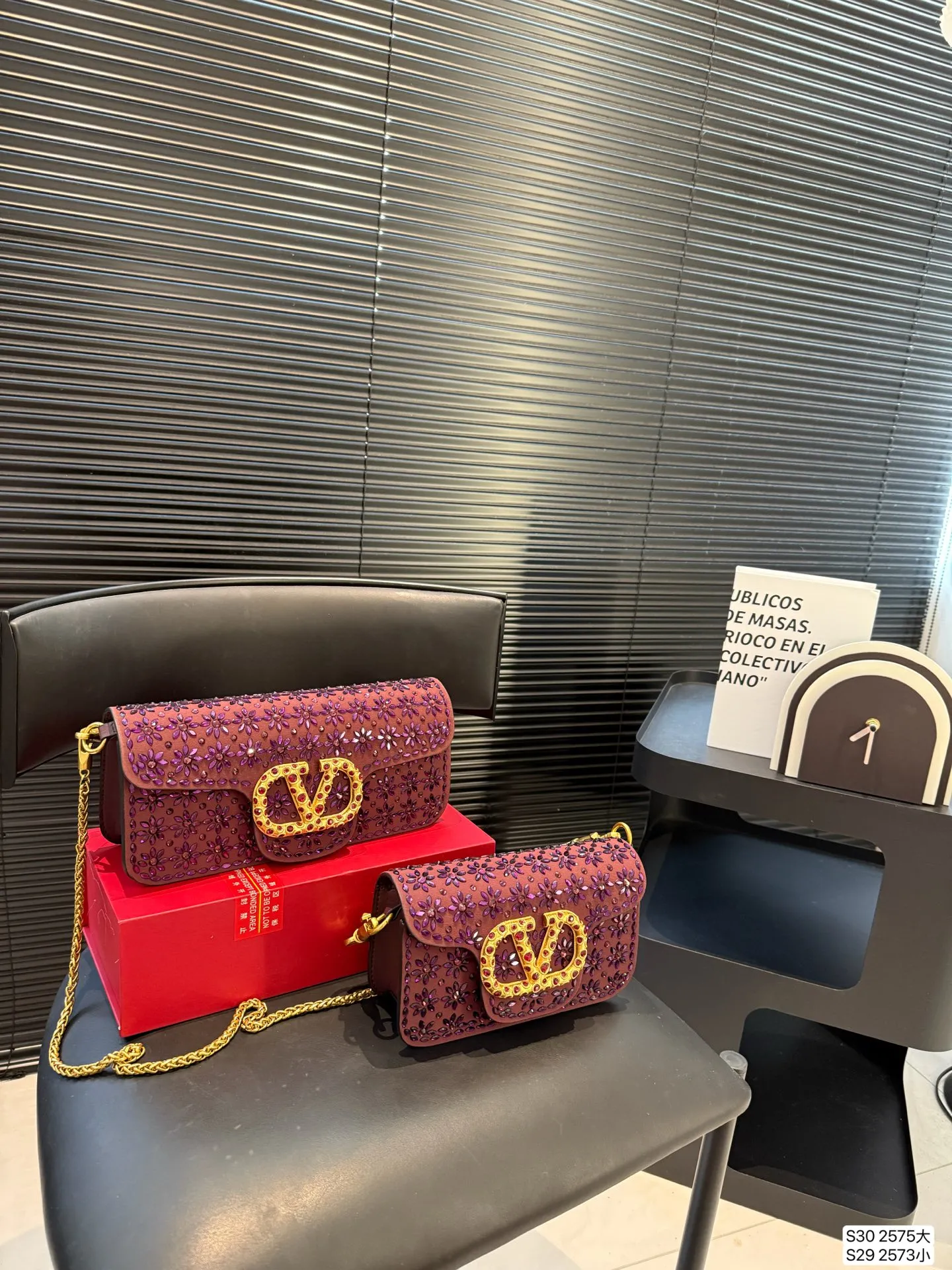 Large size P400, small size P390 with folding box. This time Valentino really went big. Favored by stars from all walks of life ~ The simple design is not only full of art but also exquisite. High-end sizes: large size 27 13.5 small size 20 11 item number large 2575 small 2573
