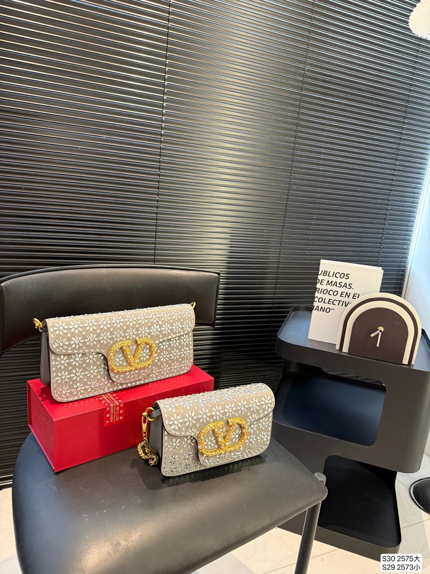 Large size P400, small size P390 with folding box. This time Valentino really went big. Favored by stars from all walks of life ~ The simple design is not only full of art but also exquisite. High-end sizes: large size 27 13.5 small size 20 11 item number large 2575 small 2573