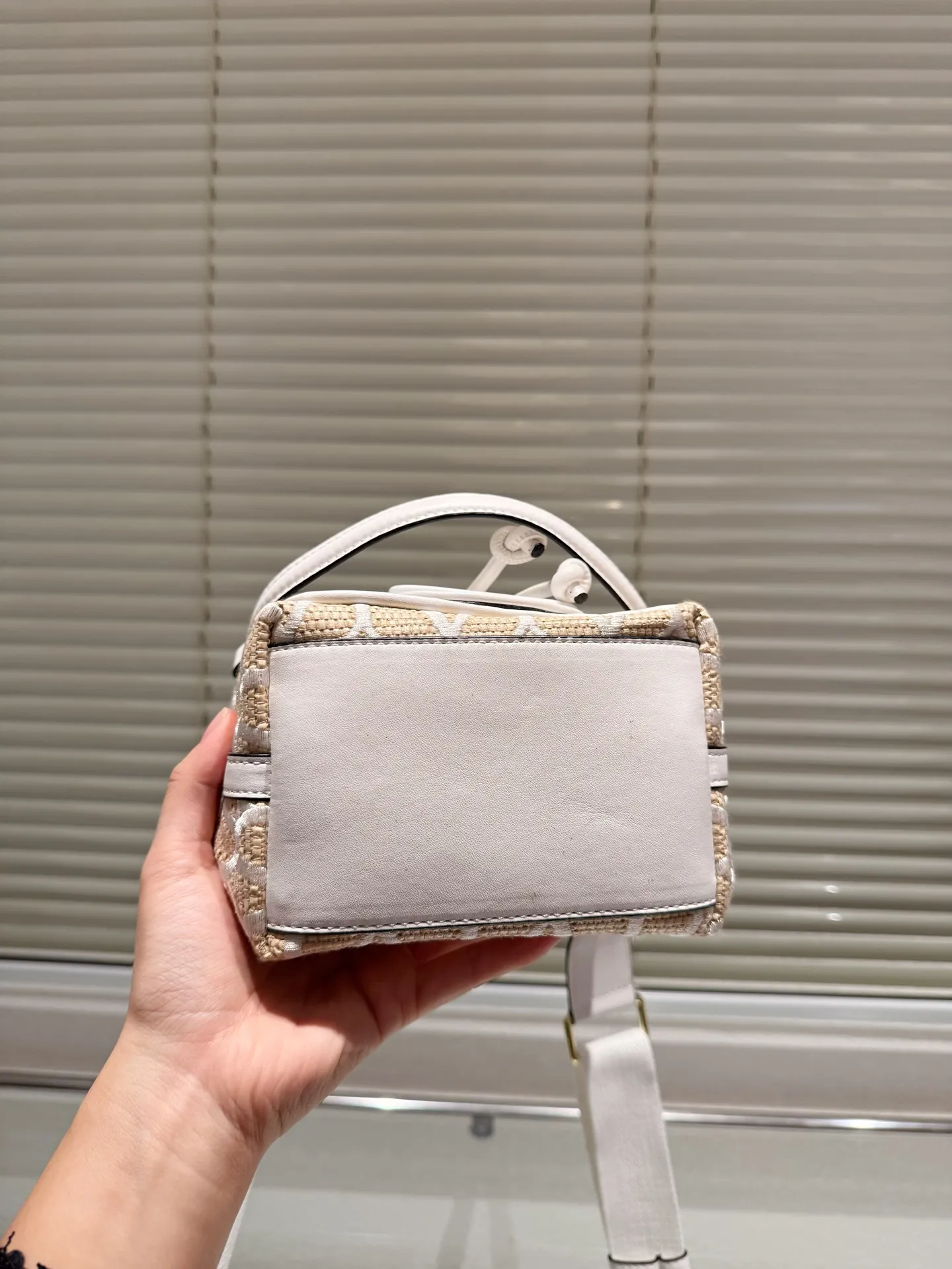 P380 Straw Valentino Valentino Loco A must-have for beautiful fairies. It’s also so pretty. Hand-held shoulder bag. Unlock fashion charm. Salty or sweet. The most beautiful girl on the street. Size 15.19cm. Comes with folding gift box.
