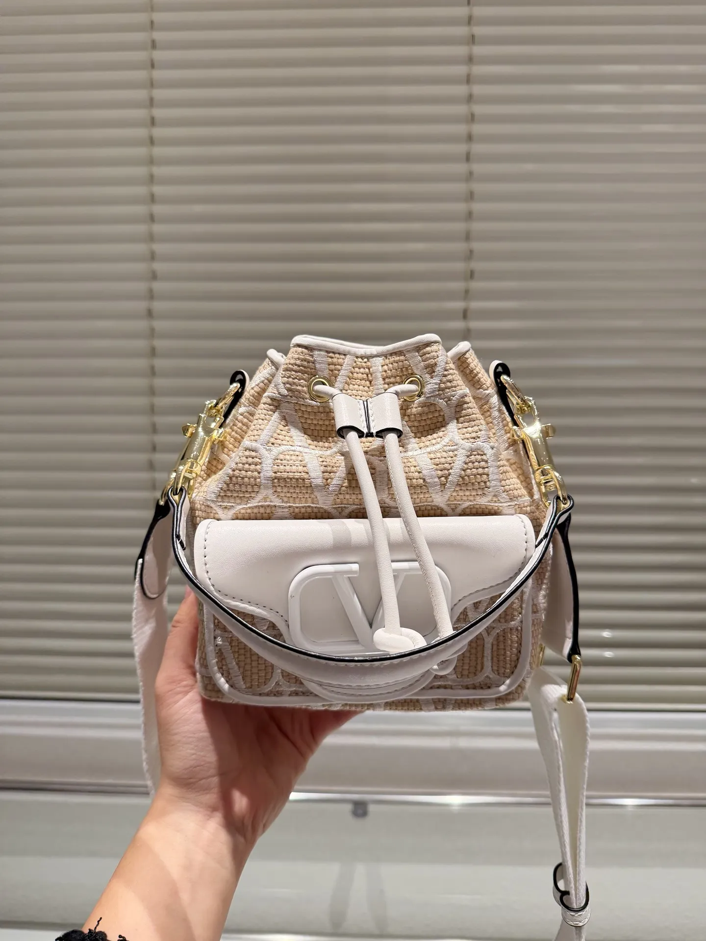 P380 Straw Valentino Valentino Loco A must-have for beautiful fairies. It’s also so pretty. Hand-held shoulder bag. Unlock fashion charm. Salty or sweet. The most beautiful girl on the street. Size 15.19cm. Comes with folding gift box.