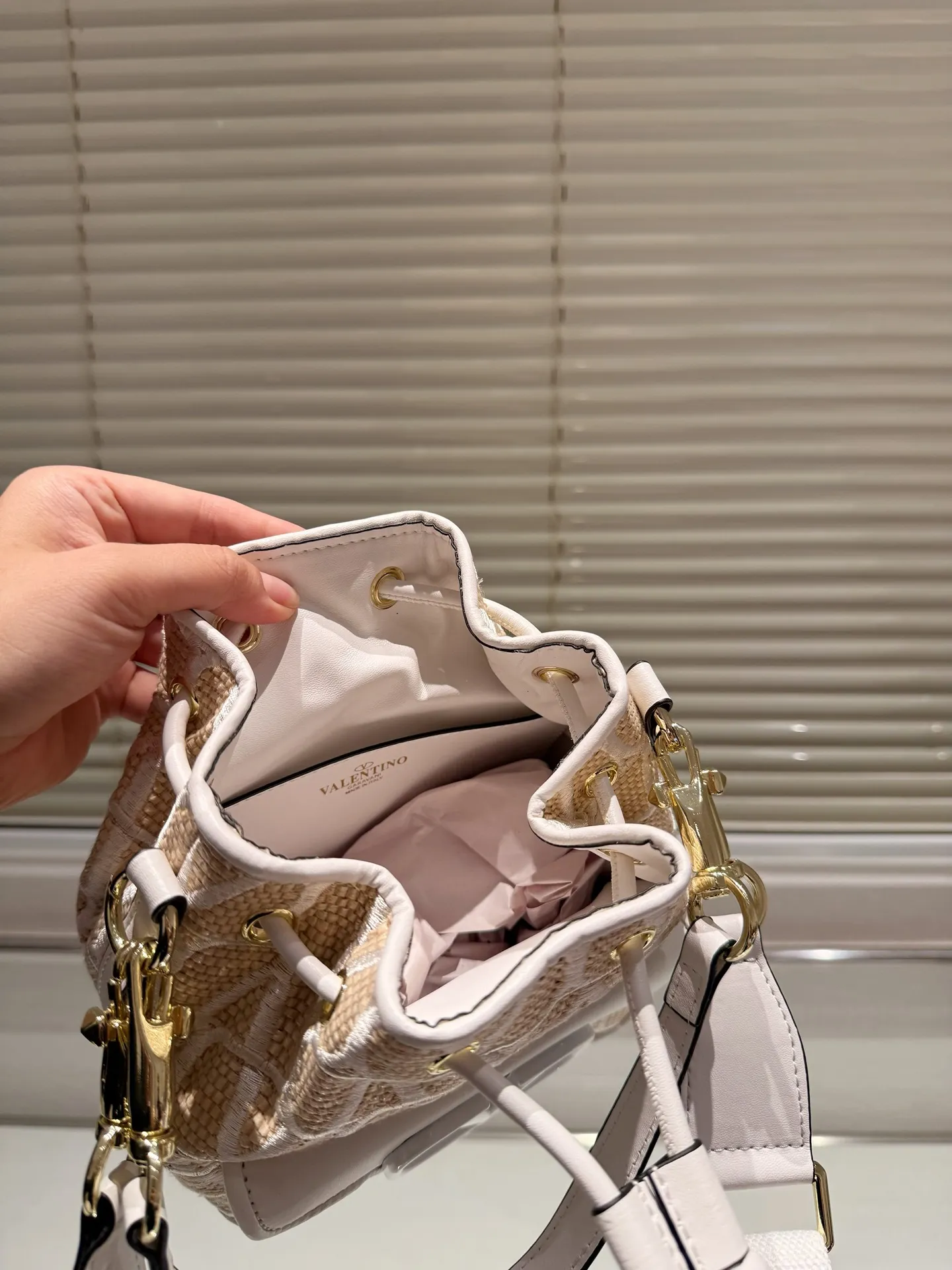 P380 Straw Valentino Valentino Loco A must-have for beautiful fairies. It’s also so pretty. Hand-held shoulder bag. Unlock fashion charm. Salty or sweet. The most beautiful girl on the street. Size 15.19cm. Comes with folding gift box.