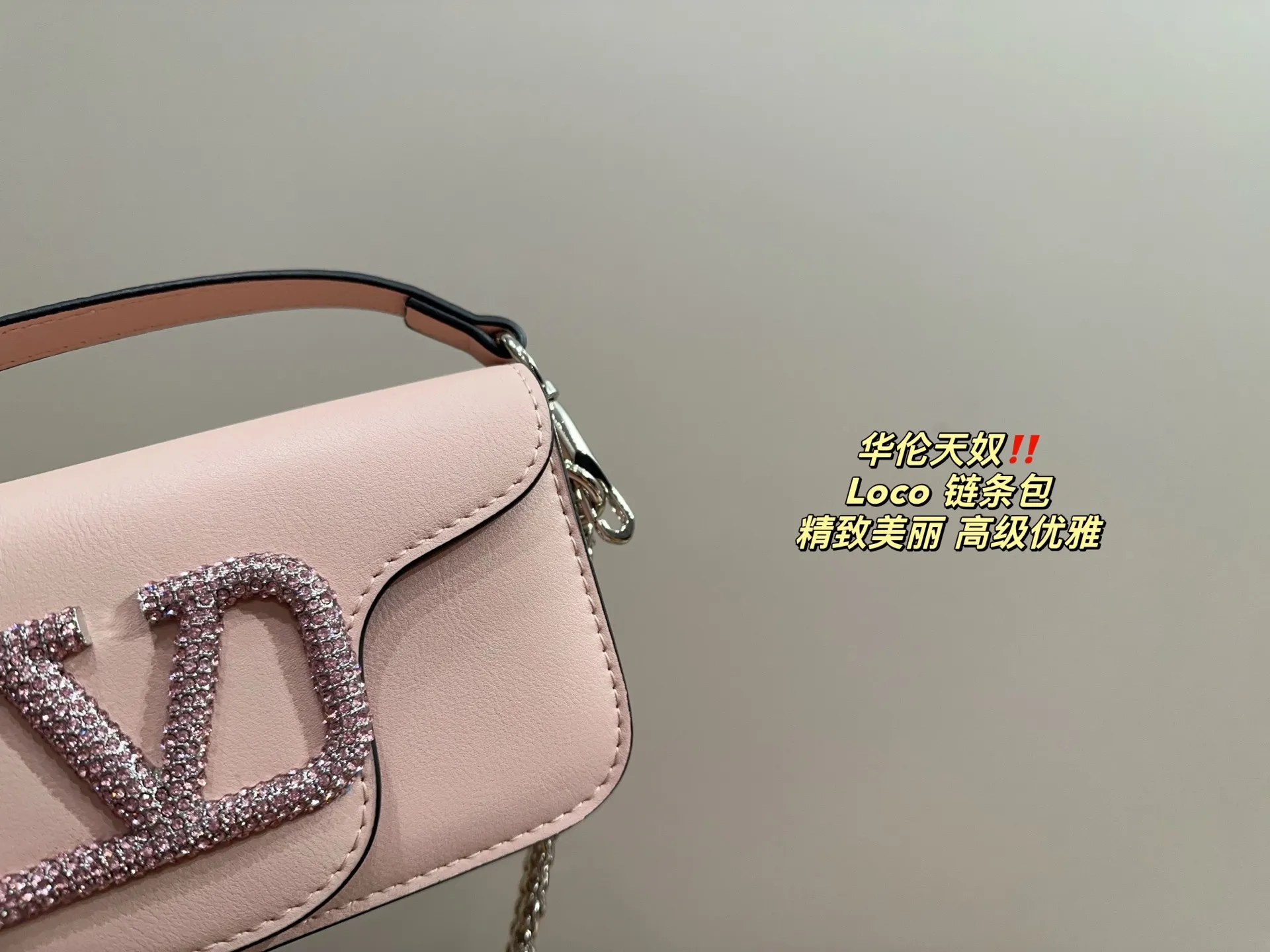 P300 comes with folding box ⚠️Size 20.10 Valentino Loco chain bag Exquisite and beautiful High-end elegance Very easy to control, no matter the clothes or seasons Can be used all year round