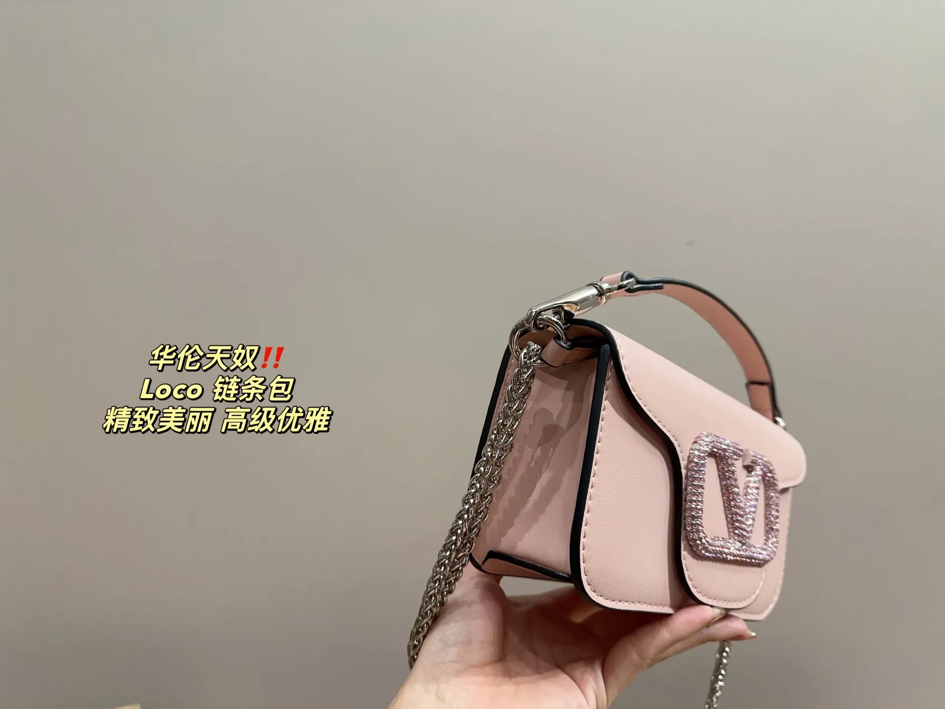 P300 comes with folding box ⚠️Size 20.10 Valentino Loco chain bag Exquisite and beautiful High-end elegance Very easy to control, no matter the clothes or seasons Can be used all year round