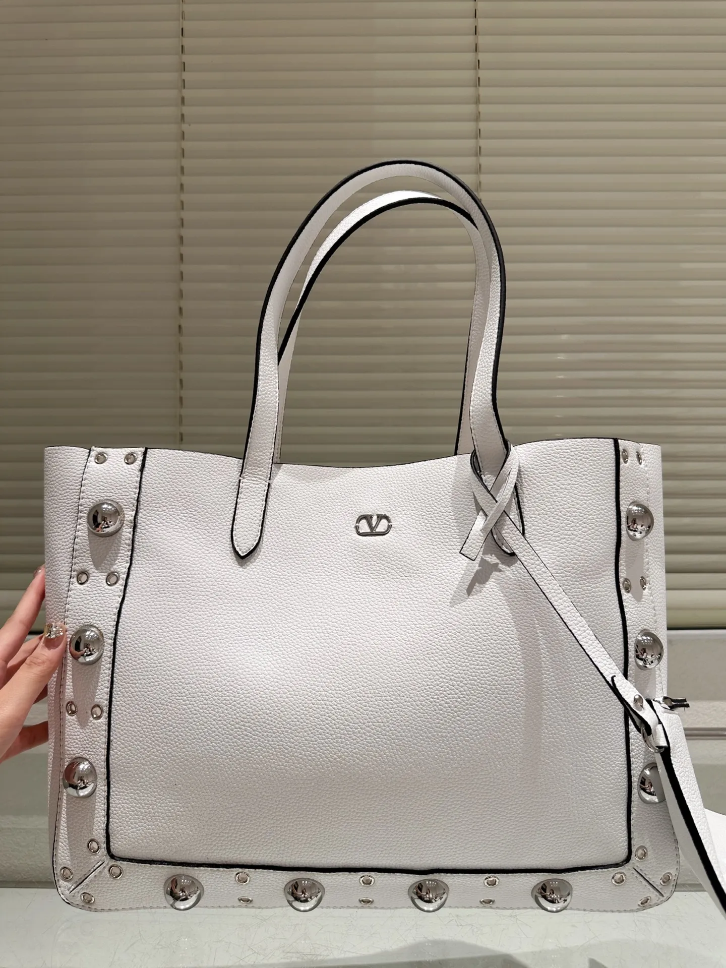 P480 comes with box⚠️Size 40*30 Valentino nellcote tote bag with suede body, decorated with ball rivets and hollow details, balancing retro and fashionable. It can be freely switched between hand-carrying and shoulder-carrying, and combined with a detachable carrying bag, it combines practicality and fun.