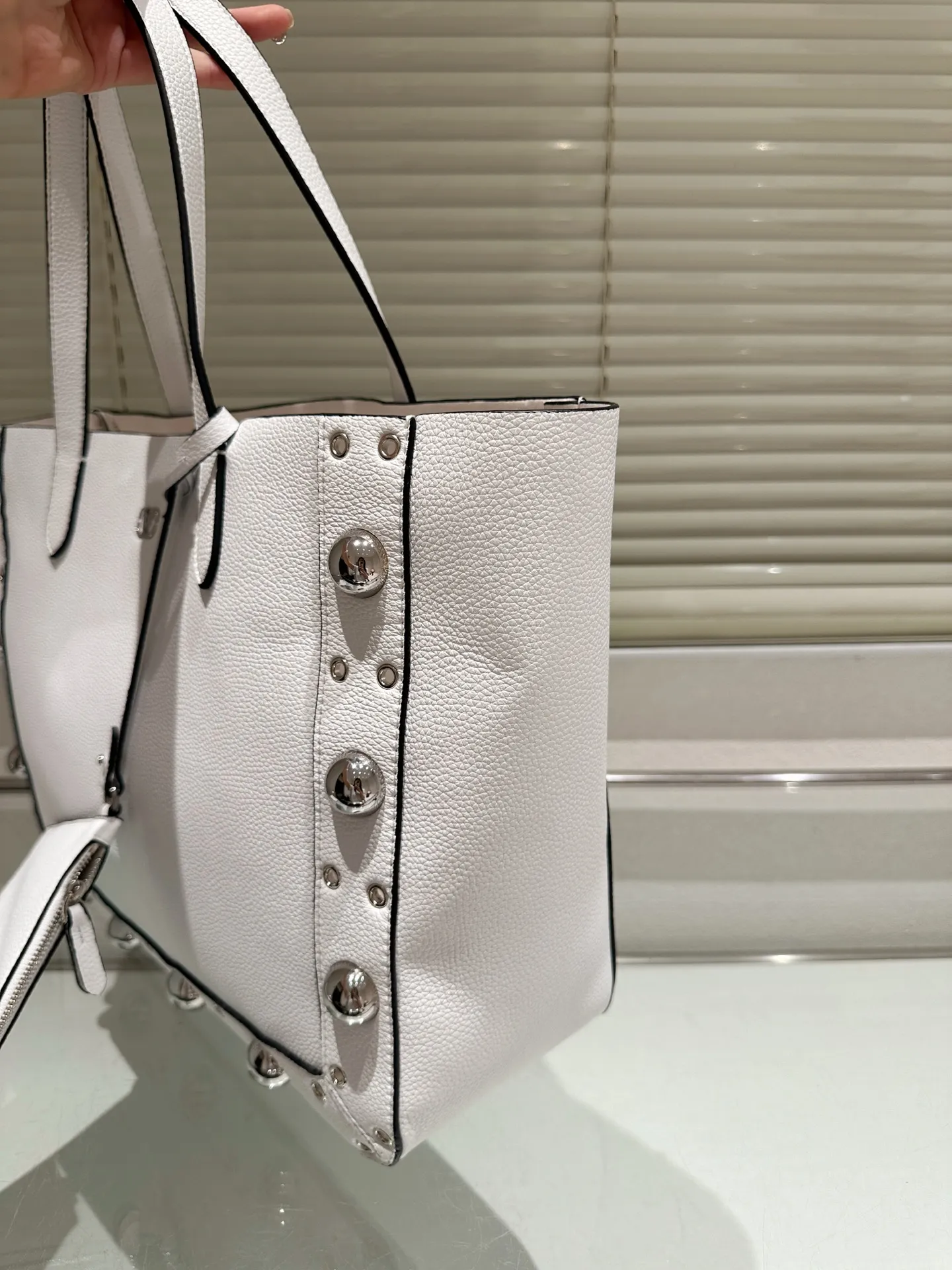 P480 comes with box⚠️Size 40*30 Valentino nellcote tote bag with suede body, decorated with ball rivets and hollow details, balancing retro and fashionable. It can be freely switched between hand-carrying and shoulder-carrying, and combined with a detachable carrying bag, it combines practicality and fun.