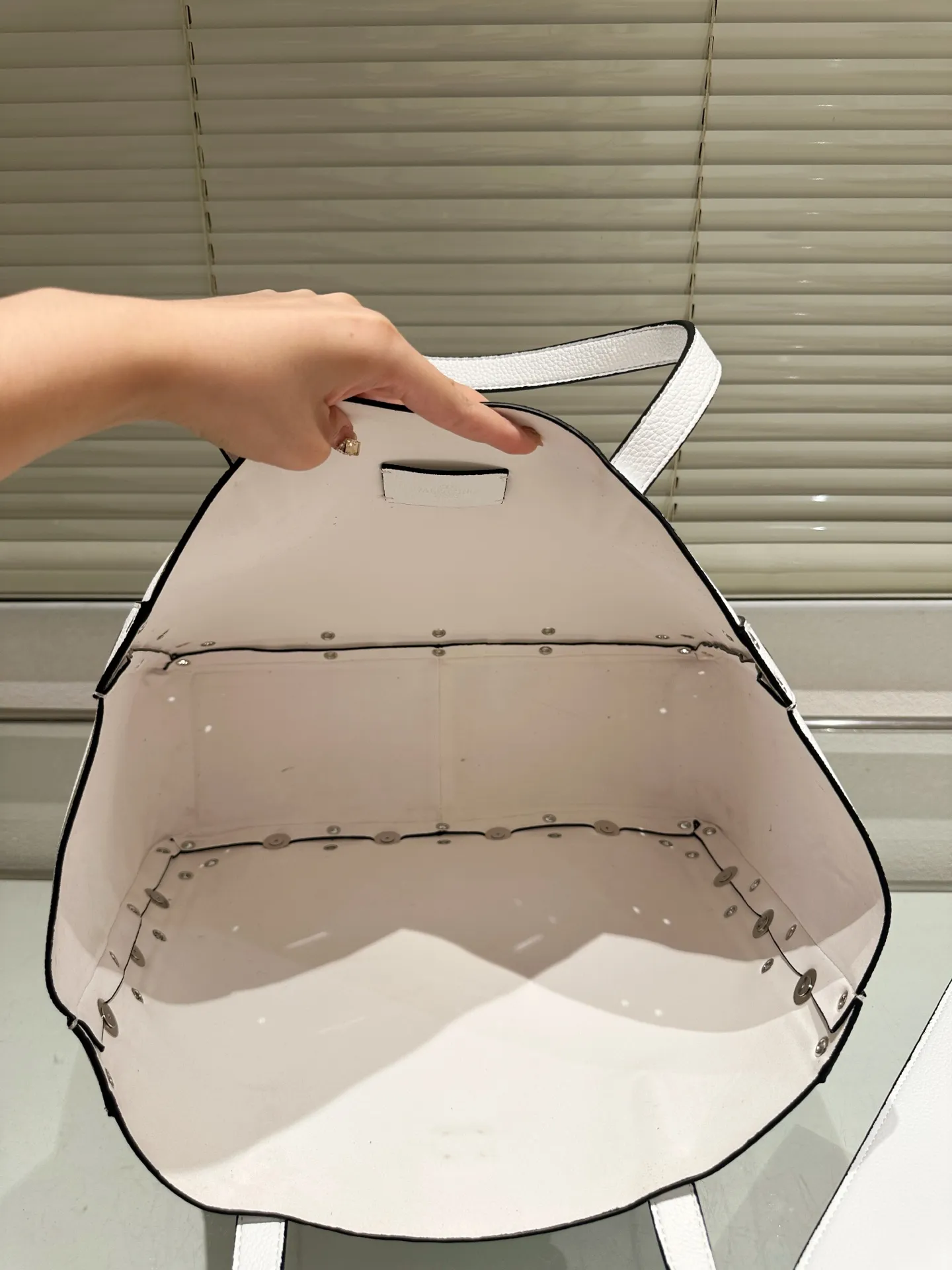 P480 comes with box⚠️Size 40*30 Valentino nellcote tote bag with suede body, decorated with ball rivets and hollow details, balancing retro and fashionable. It can be freely switched between hand-carrying and shoulder-carrying, and combined with a detachable carrying bag, it combines practicality and fun.