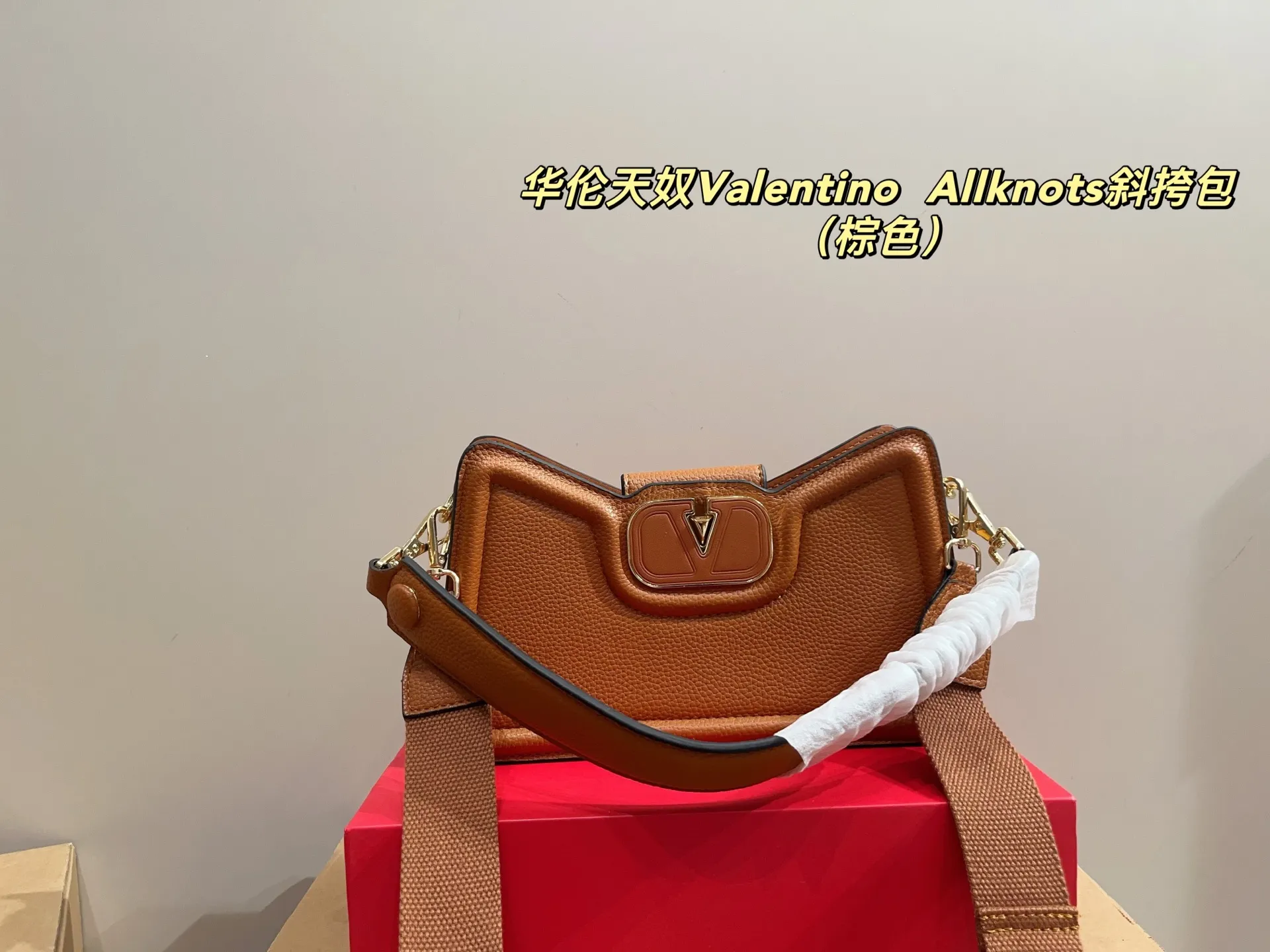 p300 with folding box ⚠️Size 26.11 Valentino Allknots crossbody bag Exquisite and beautiful High-end elegance Very easy to control, no matter the clothes or seasons Can be used all year round