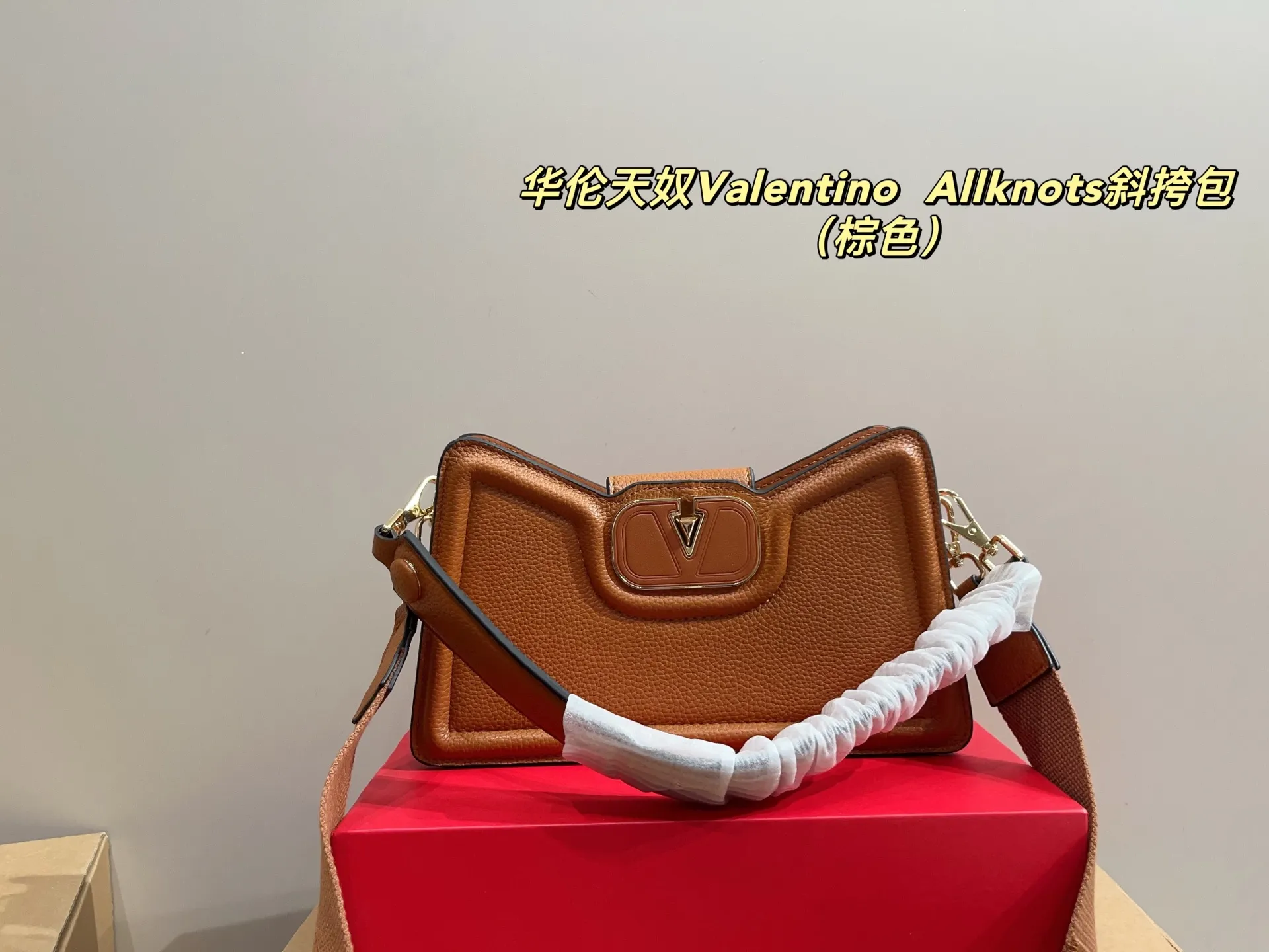 p300 with folding box ⚠️Size 26.11 Valentino Allknots crossbody bag Exquisite and beautiful High-end elegance Very easy to control, no matter the clothes or seasons Can be used all year round