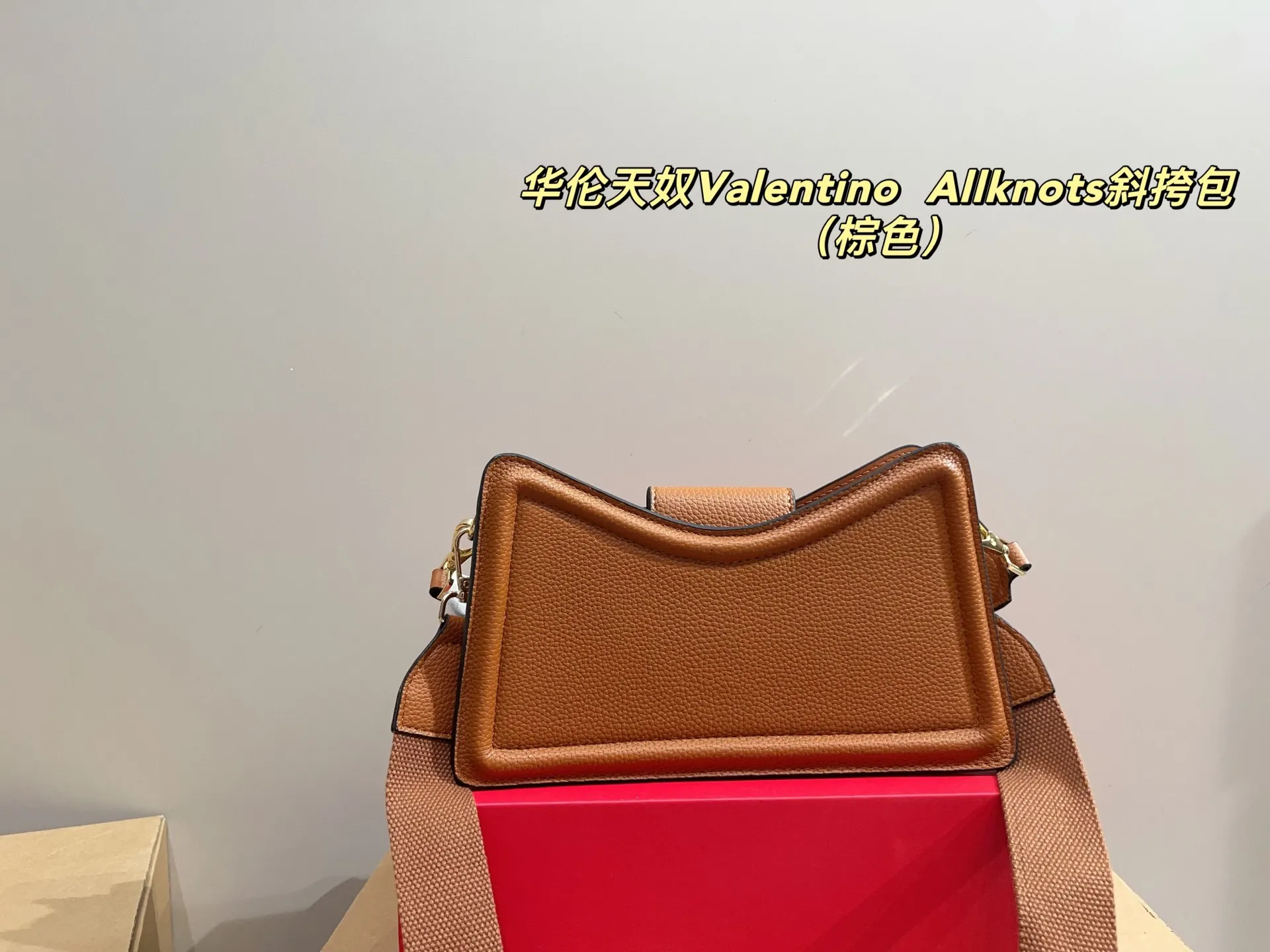 p300 with folding box ⚠️Size 26.11 Valentino Allknots crossbody bag Exquisite and beautiful High-end elegance Very easy to control, no matter the clothes or seasons Can be used all year round