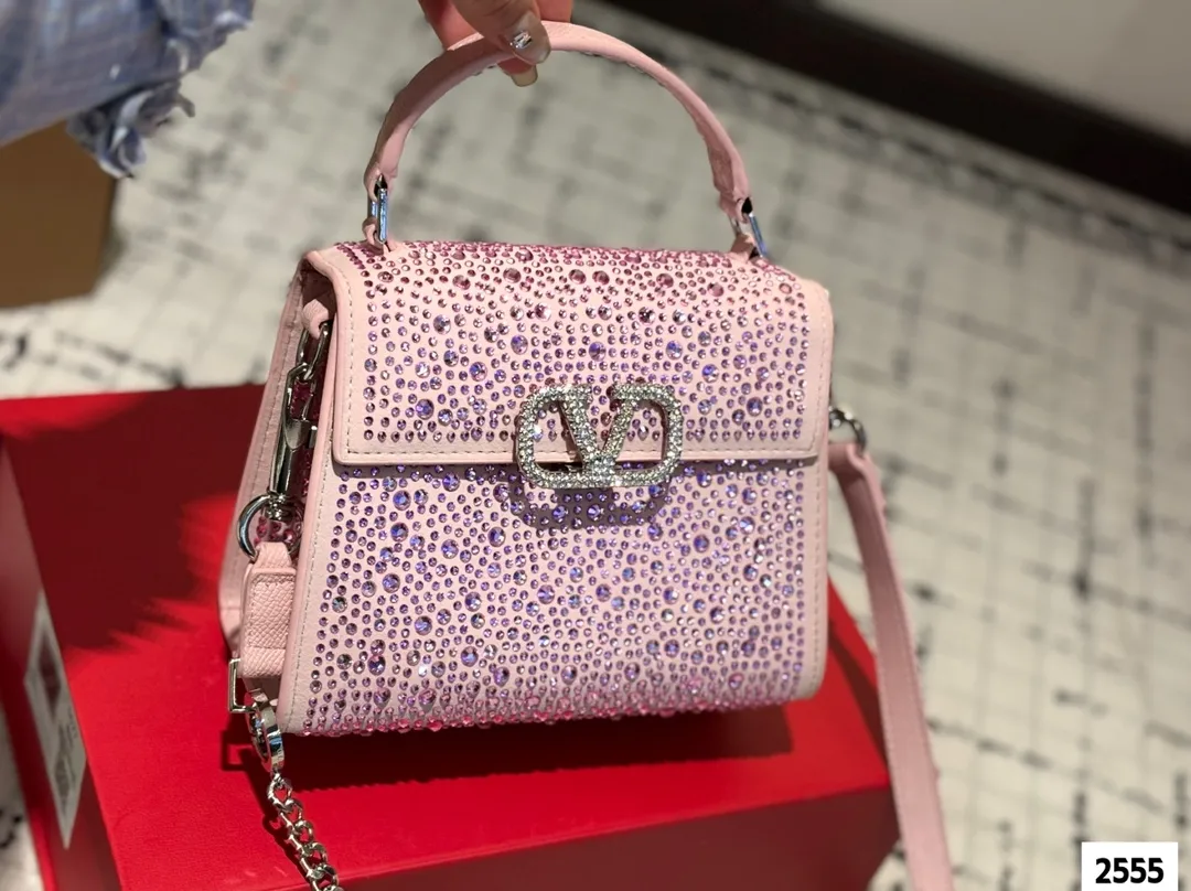 P330 (gift box packaging) valentino vsling full diamond tote bag Valentino is a handbag. If the shoulder strap is connected, it can be used as a shoulder bag or crossbody bag. The V mark on the front of the bag is the unique Valentino logo. It has a sense of luxury and fashion. good#Valentino Size: 19 15