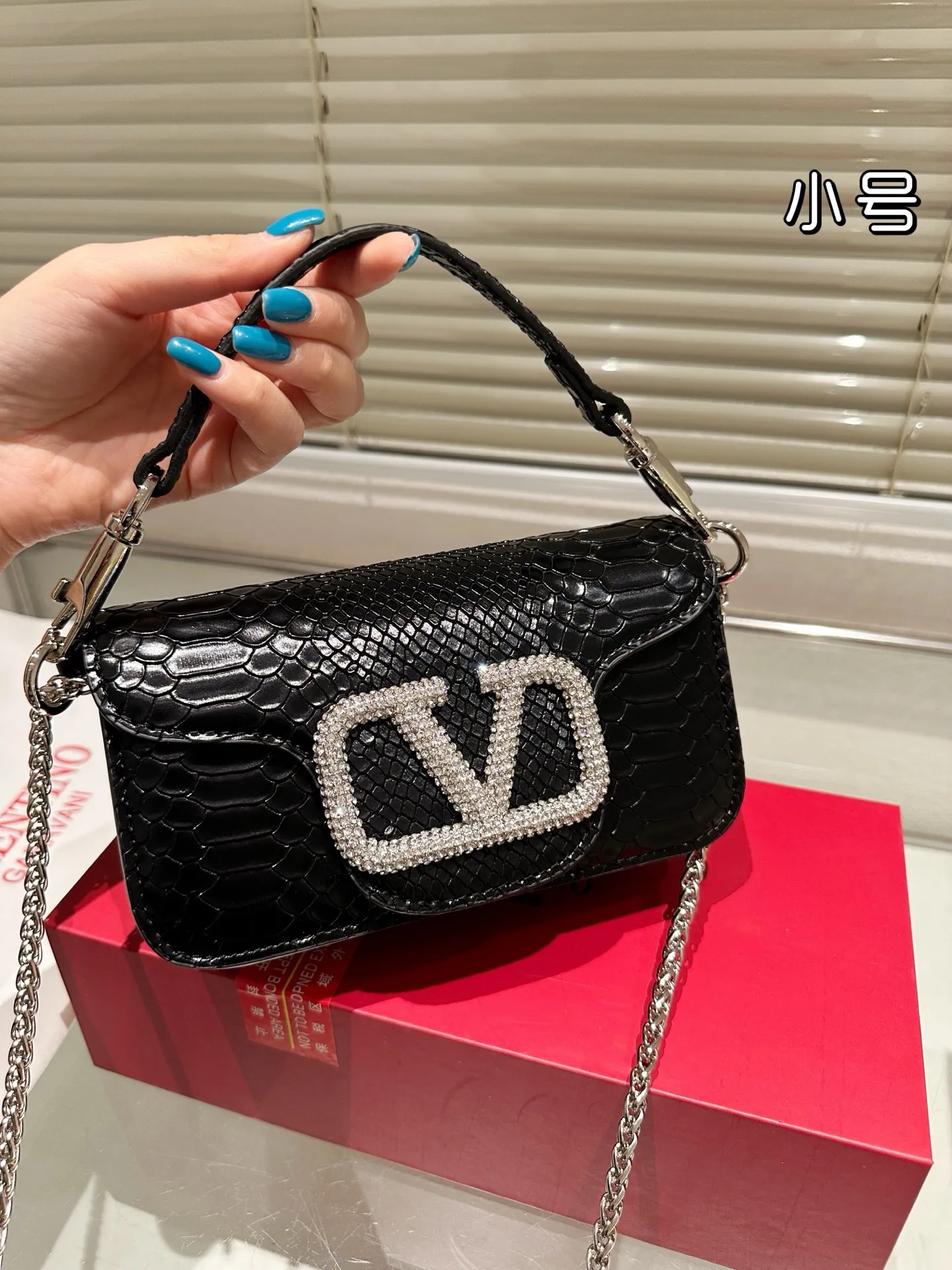 Large P330 Folding Box ⚠️Size 20.10 Valentino Loco Shoulder Bag Overflowing with Sophistication This Look Is Very Versatile No matter how you carry it, you won’t feel any pressure. Which girl can resist such a beautiful bag?
