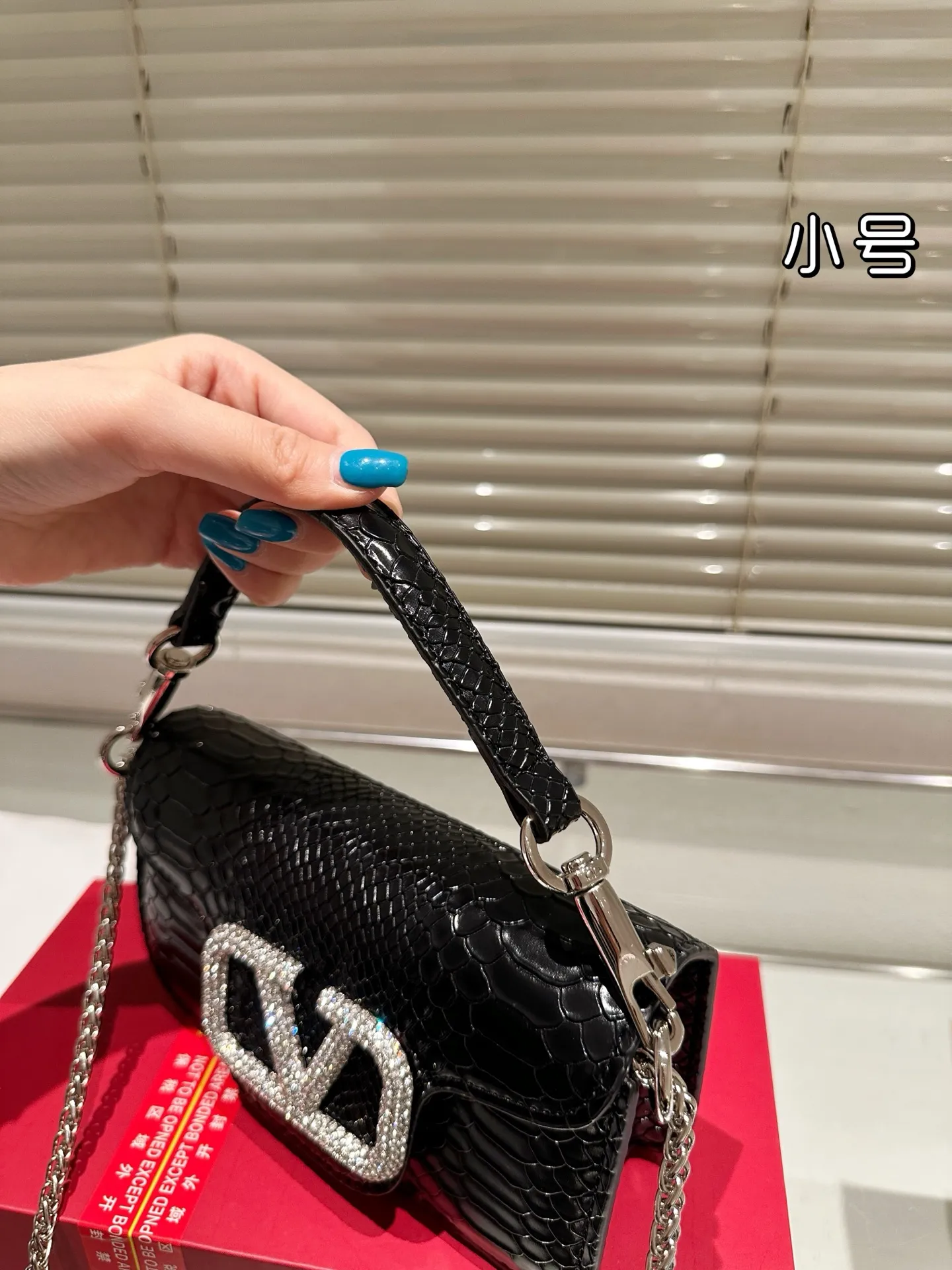 Large P330 Folding Box ⚠️Size 20.10 Valentino Loco Shoulder Bag Overflowing with Sophistication This Look Is Very Versatile No matter how you carry it, you won’t feel any pressure. Which girl can resist such a beautiful bag?