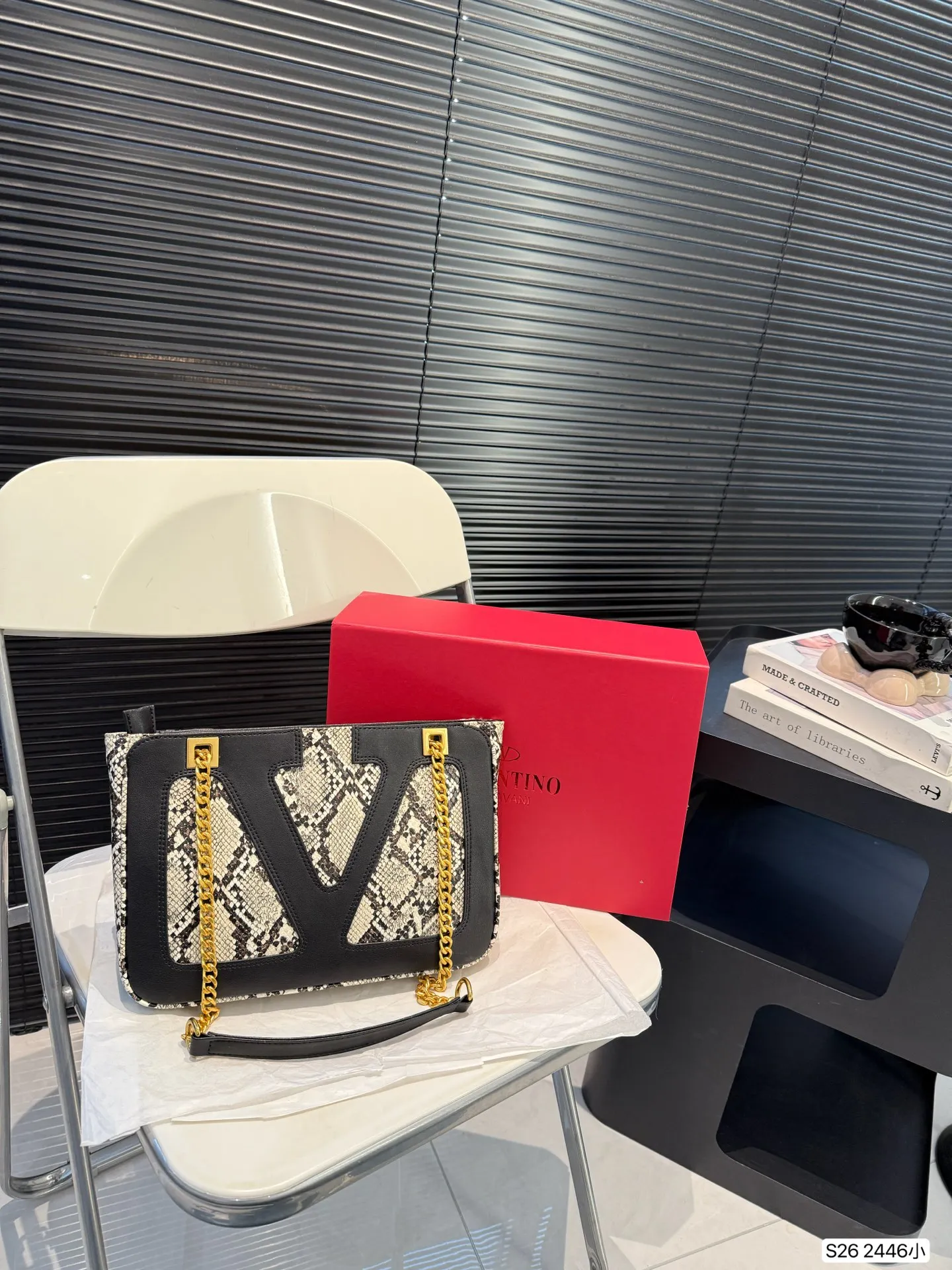 P360 comes with a folding box. Stars interpret the Valentino Viva Superstar bag. The eye-catching V Logo makes it highly recognizable. The outline of the bag is square and orderly. The color matching and sliding chain add to the retro texture. Hello Michele #Valentino2025 Early Spring Series Size: Small 28 19 Item No. 2446 Small