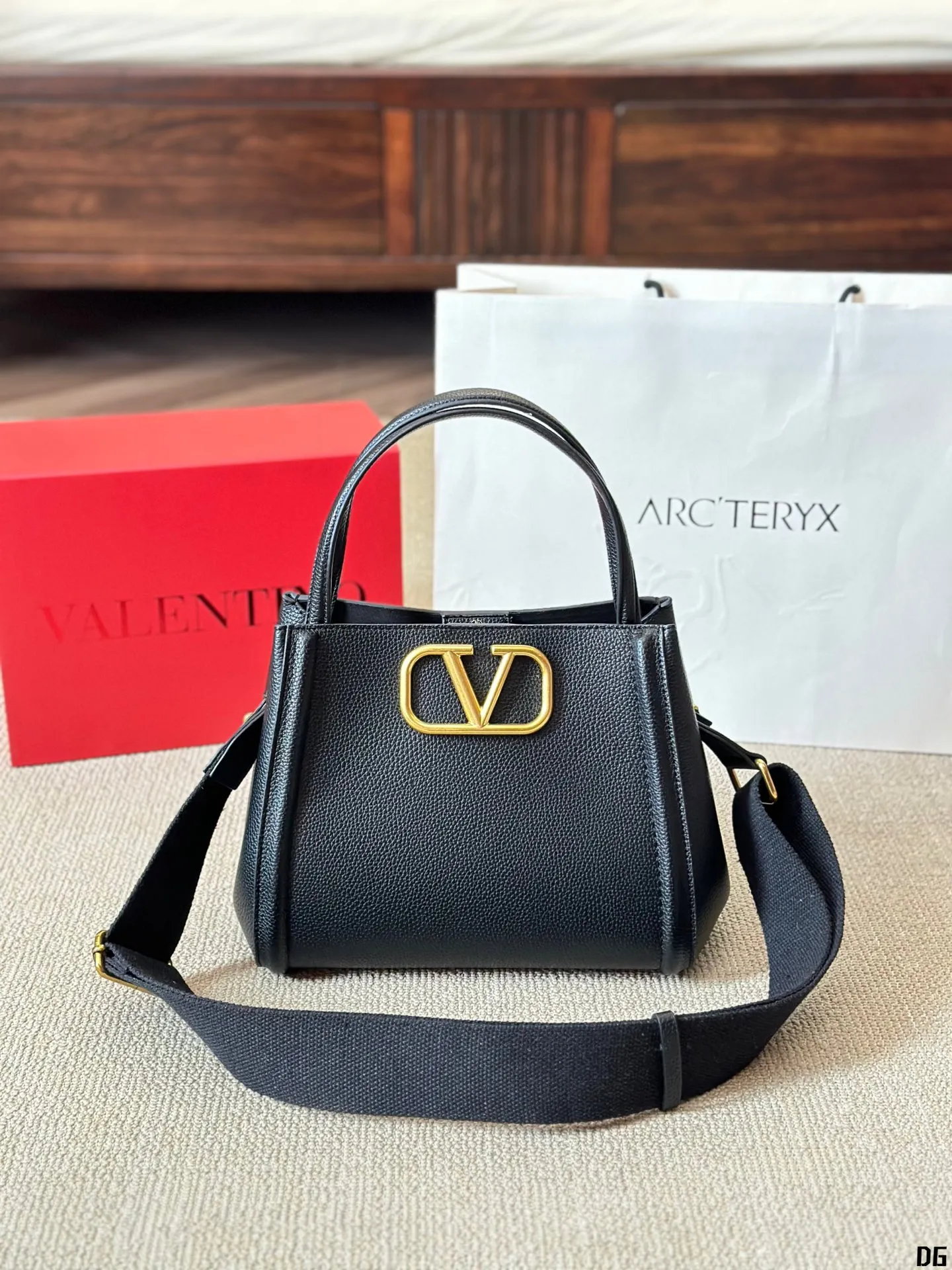 Cowhide version p330 Valentino VALENTINO Women's Valentino show model Black Tie Valentino Letter Bag Tote bag from Valentino. The new season has just arrived. Size 25 20cm (two straps)