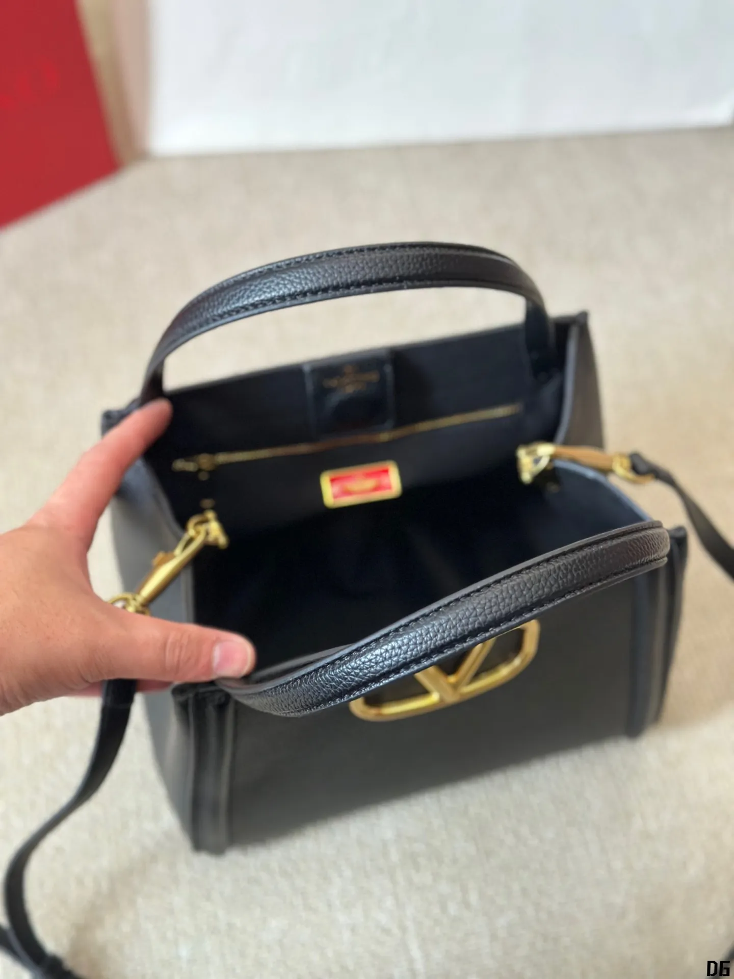 Cowhide version p330 Valentino VALENTINO Women's Valentino show model Black Tie Valentino Letter Bag Tote bag from Valentino. The new season has just arrived. Size 25 20cm (two straps)