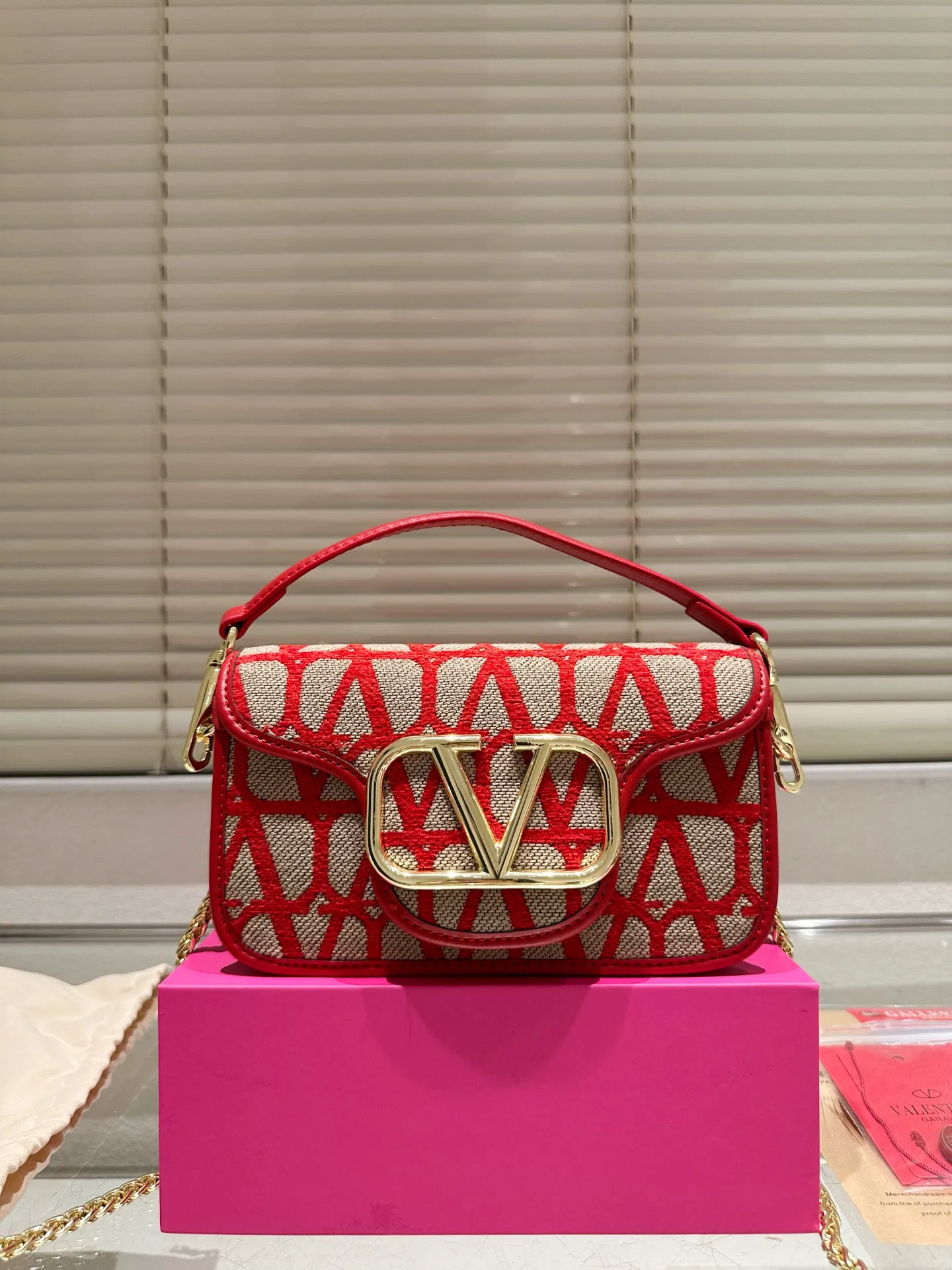 Small P310 folding box ⚠️Size 20.9 Valentino Loco shoulder bag has a high-end feel. This look is very versatile. No matter how you carry it, there is no pressure. Which girl can resist such a beautiful bag?