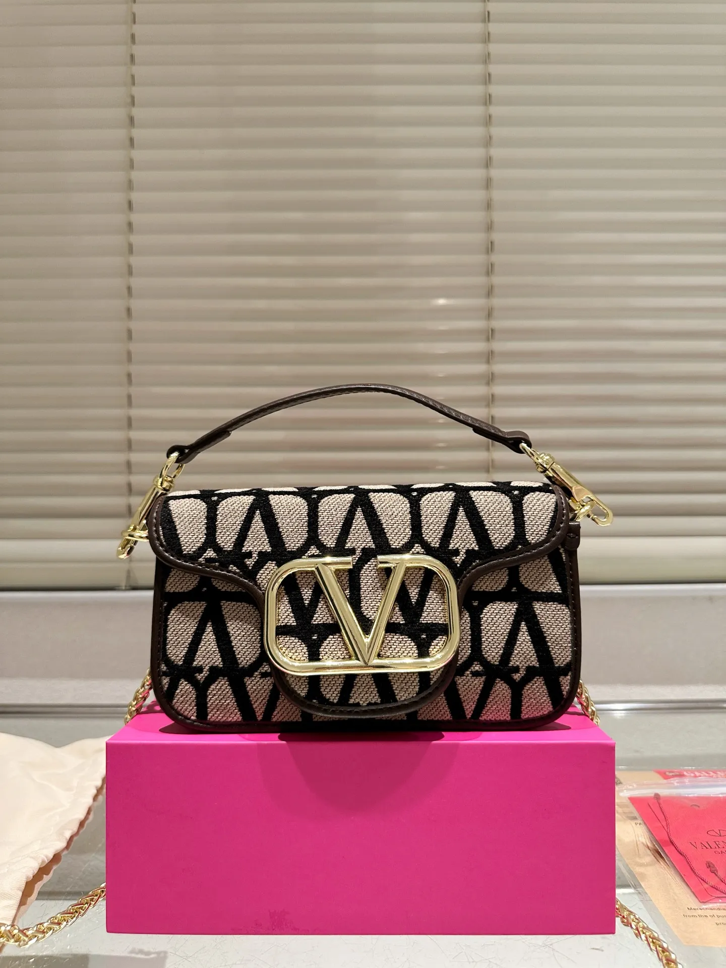 Small P310 folding box ⚠️Size 20.9 Valentino Loco shoulder bag has a high-end feel. This look is very versatile. No matter how you carry it, there is no pressure. Which girl can resist such a beautiful bag?