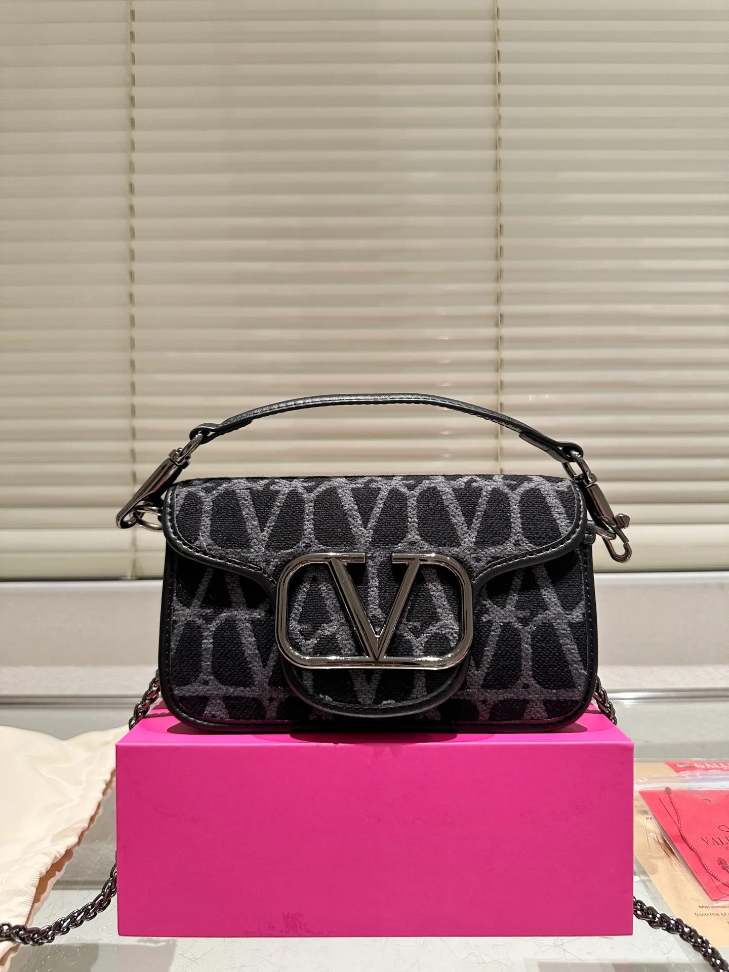Small P310 folding box ⚠️Size 20.9 Valentino Loco shoulder bag has a high-end feel. This look is very versatile. No matter how you carry it, there is no pressure. Which girl can resist such a beautiful bag?