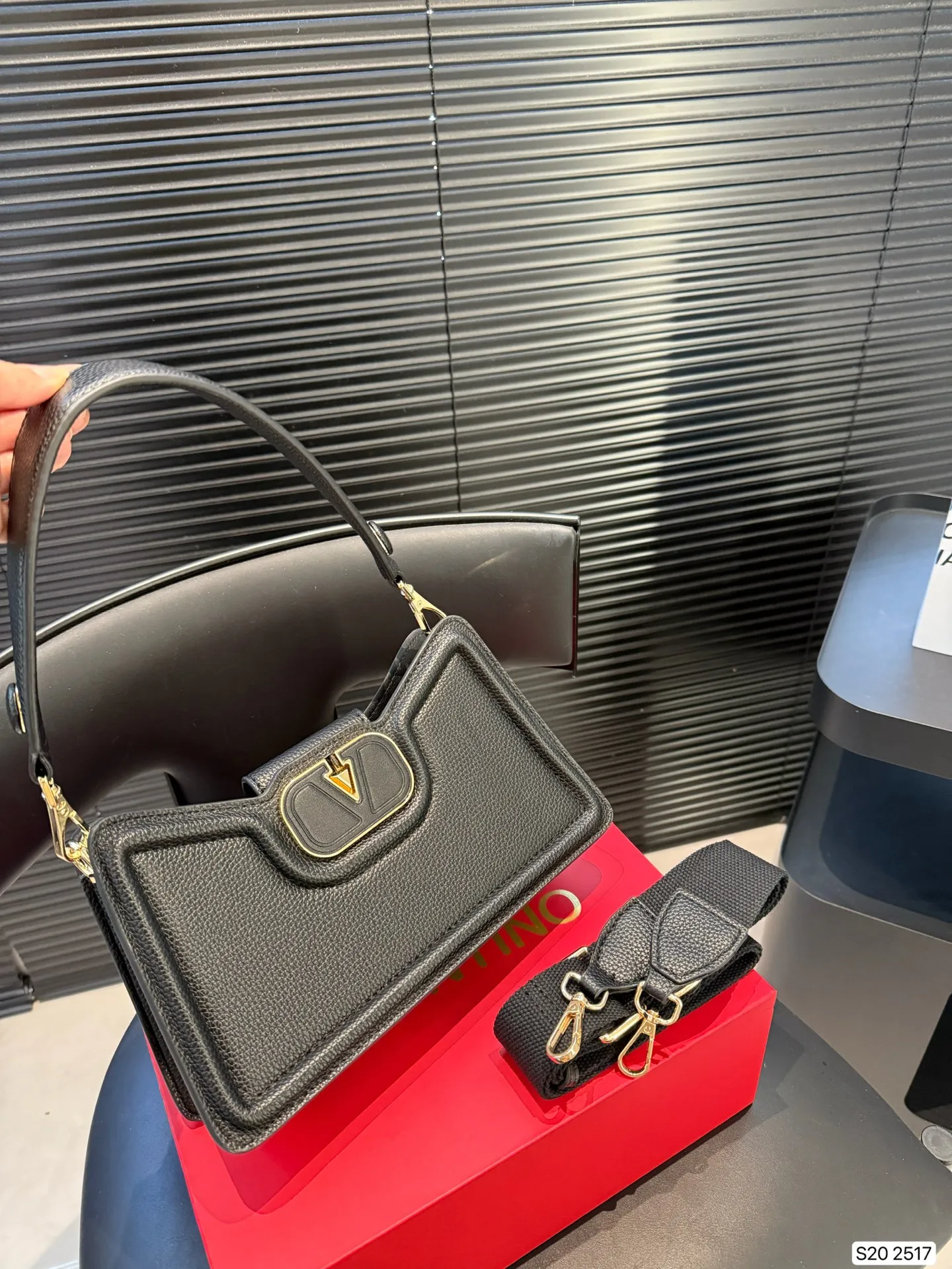 P300 with folding box Valentino Allknots crossbody bag Exquisite and beautiful High-end elegance Easy to control, no matter the clothes or seasons Can be used all year round, salty or sweet Carry it on a tall girl, it looks like a queen. Carry it on a small girl, it looks sweet on a girl Size: 26 15 Item No. 2517