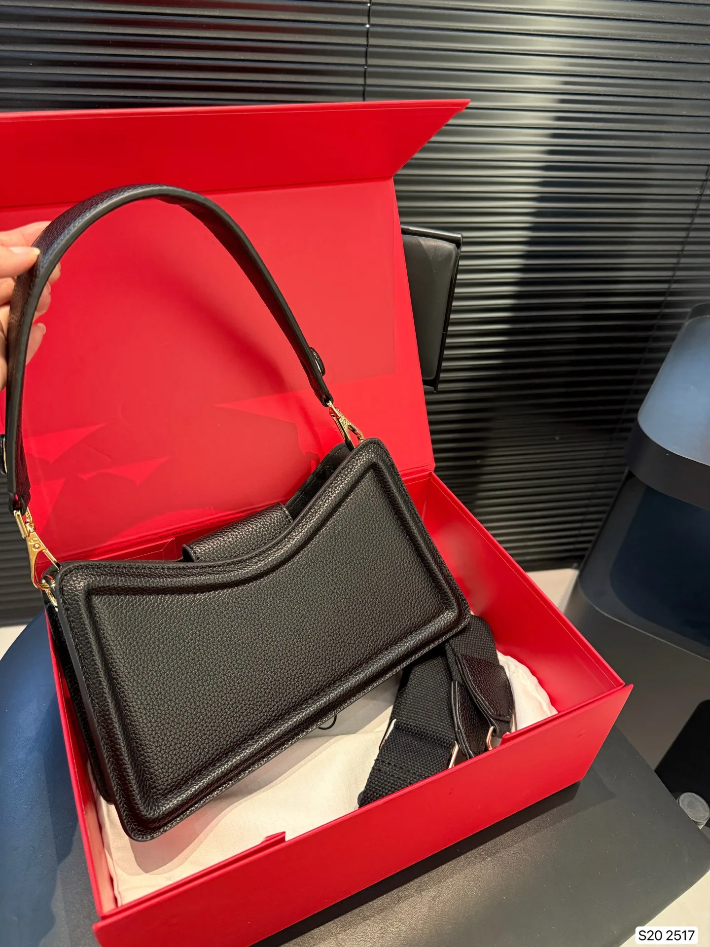 P300 with folding box Valentino Allknots crossbody bag Exquisite and beautiful High-end elegance Easy to control, no matter the clothes or seasons Can be used all year round, salty or sweet Carry it on a tall girl, it looks like a queen. Carry it on a small girl, it looks sweet on a girl Size: 26 15 Item No. 2517