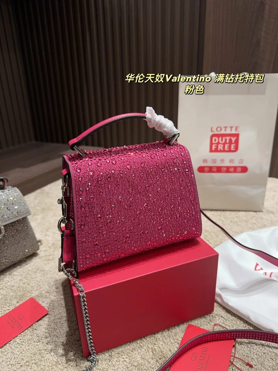 p390 with folding box ⚠️Size 18.15 Valentino Diamond Tote Bag A handbag, if you connect the shoulder strap, it can be used as a shoulder bag or crossbody bag. The V mark on the front of the bag is the unique Valentino logo. It feels high-end and fashionable. good