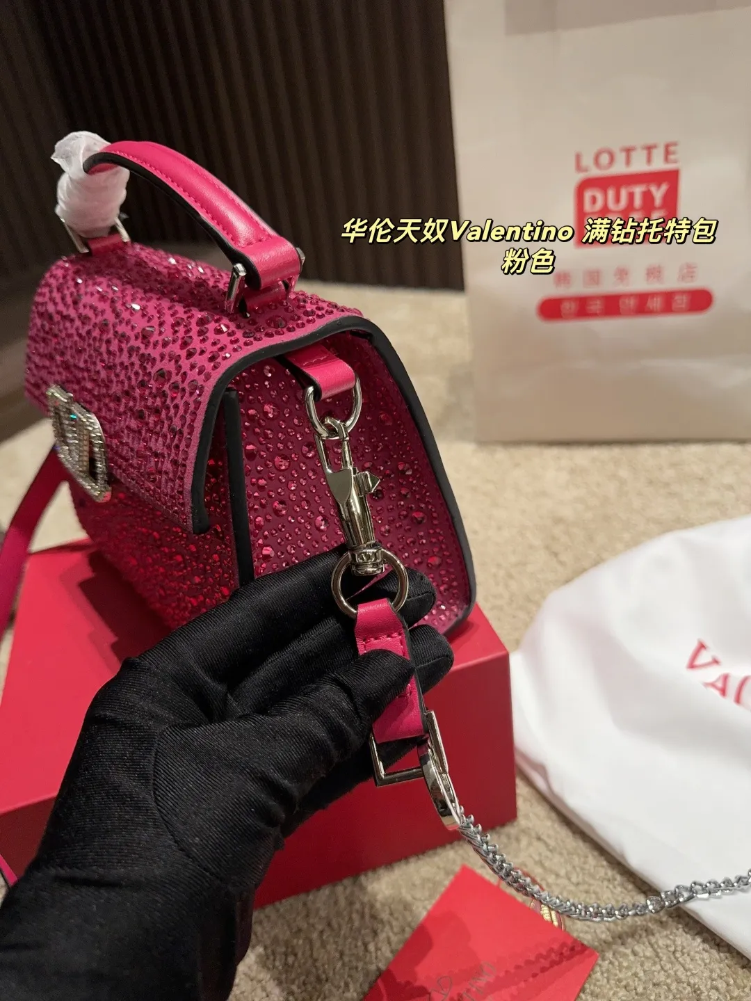 p390 with folding box ⚠️Size 18.15 Valentino Diamond Tote Bag A handbag, if you connect the shoulder strap, it can be used as a shoulder bag or crossbody bag. The V mark on the front of the bag is the unique Valentino logo. It feels high-end and fashionable. good