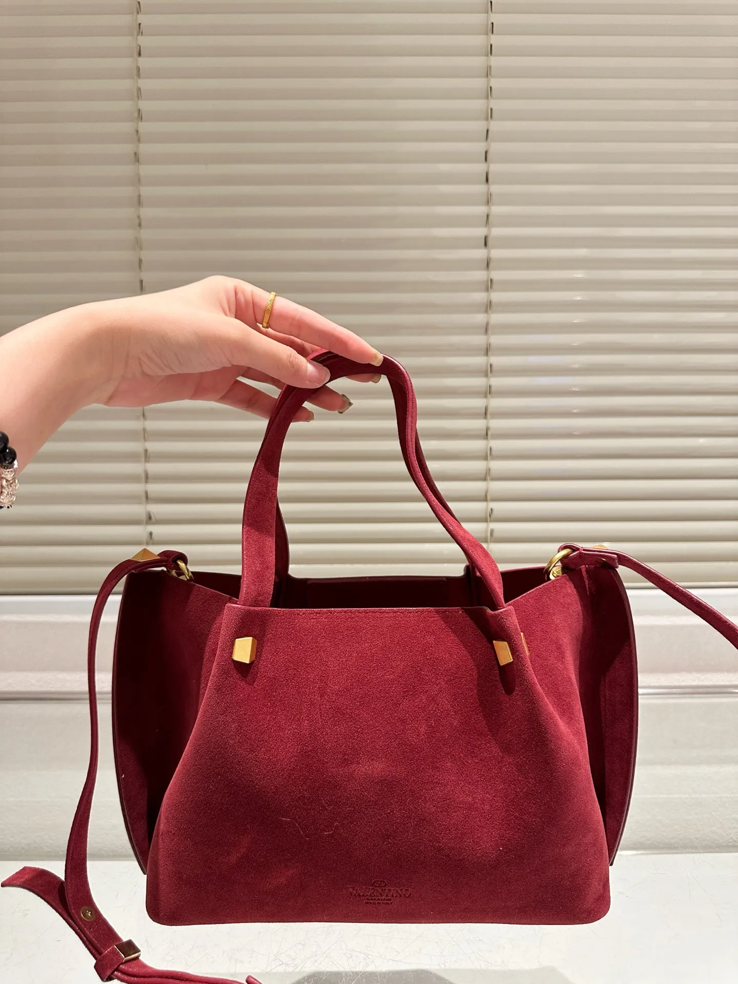 P390⚠️Suede size 25.16 Valentino handbag can be worn cross-body. It has a retro feel. It is high-end yet elegant. It has a great atmosphere. It can be worn for commuting, leisure and dating.