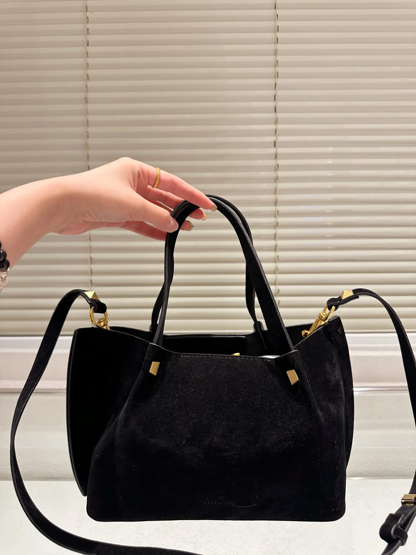 P390⚠️Suede size 25.16 Valentino handbag can be worn cross-body. It has a retro feel. It is high-end yet elegant. It has a great atmosphere. It can be worn for commuting, leisure and dating.