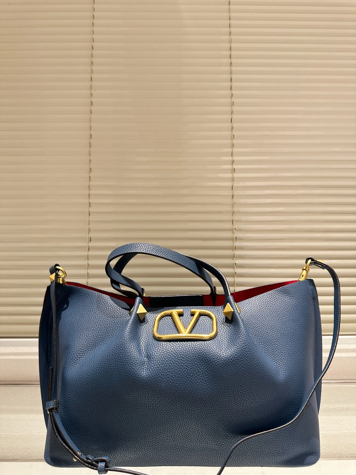 P360 Unboxed⚠️Size 37*24 Valentino Tote bag has unlimited charm and unleashes your fashion attitude. It has a unique appearance and many cute colors to choose from. It is a fashion item not to be missed. It is different from the softness of canvas bags. It gives a free and easy feeling when carried on the body. It is super textured and is loved by fashionistas.