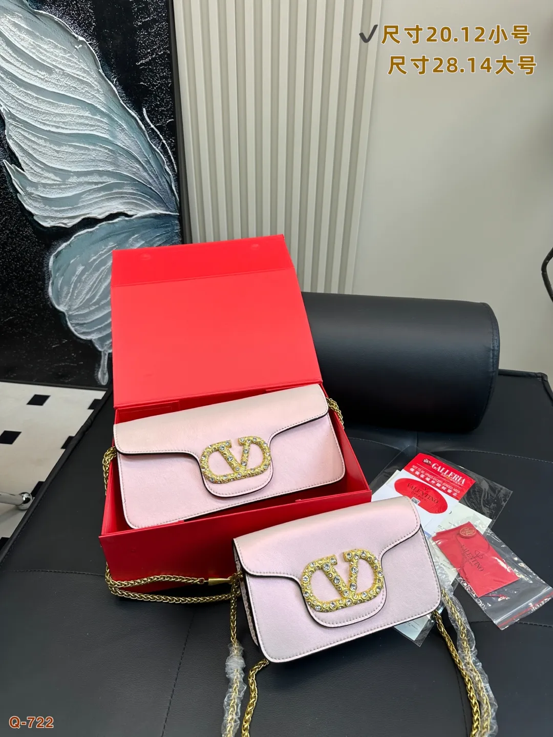 💰300💰310 with folding box VALENTINO Valentino women's Loco calfskin handbag, crossbody bag, new Rockstud Alcove accessories series, iconic vlogo Signature, avant-garde shape creates unique and attractive charm. Size 20.12/28.14