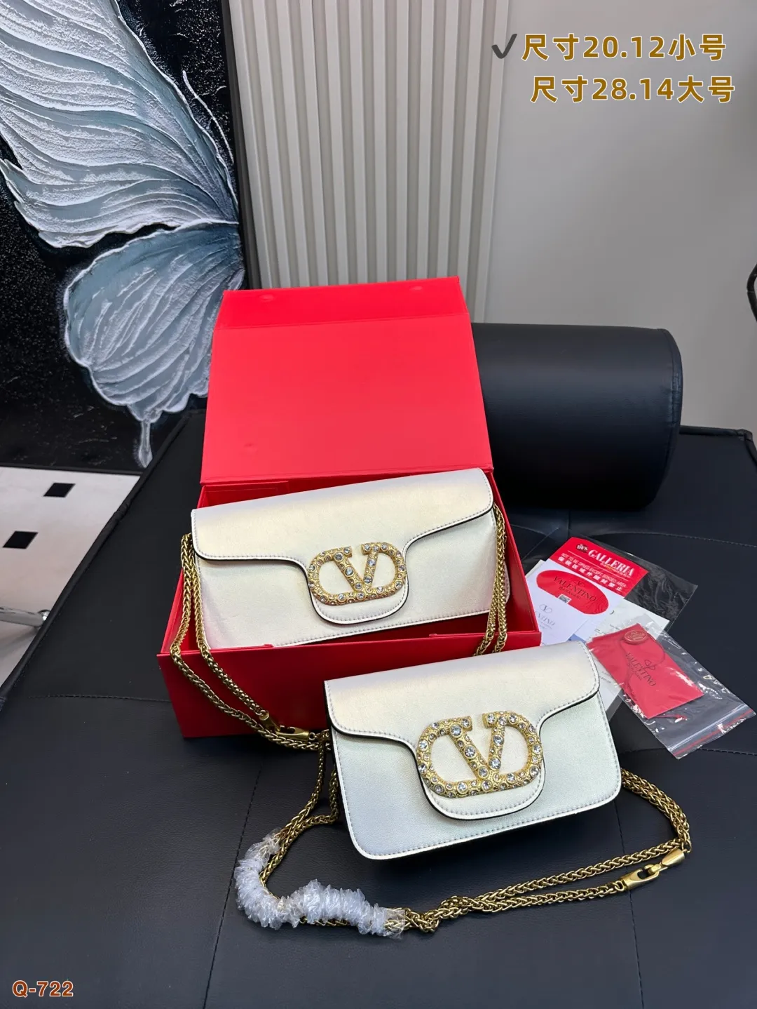 💰300💰310 with folding box VALENTINO Valentino women's Loco calfskin handbag, crossbody bag, new Rockstud Alcove accessories series, iconic vlogo Signature, avant-garde shape creates unique and attractive charm. Size 20.12/28.14