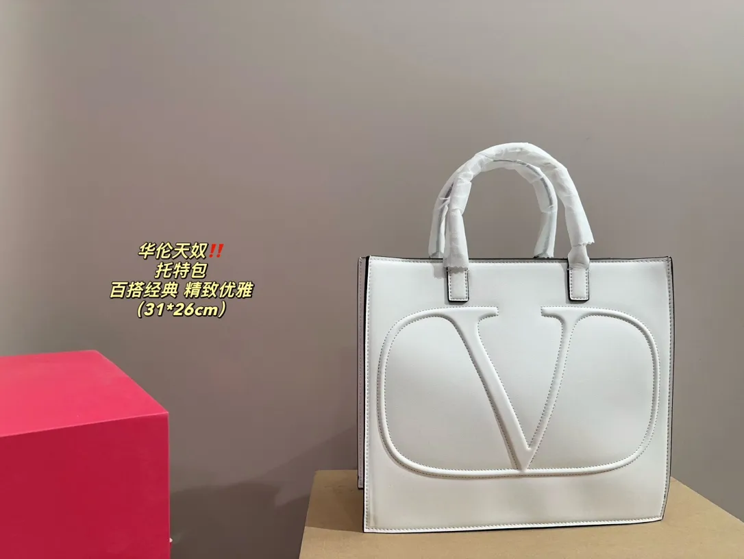 P370 comes with folding box ⚠️Size 31.26 Valentino tote bag, versatile and classic, exquisite one, really super invincible and cute, full of fairy spirit, a must-have for girls every day