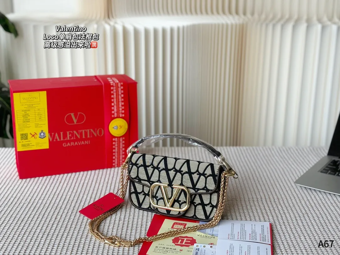 💰310💰290 Packed in a folding gift box 🌟Valentino Loco shoulder bag baguette bag, the sense of luxury is overflowing. This appearance is very versatile. No matter how you carry it, there is no pressure. Which girl can refuse such a beautiful bag? 🫣 Size: large 27-8-13, small 20-6-11