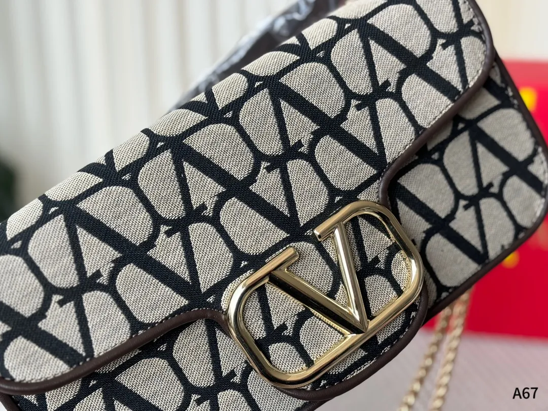 💰310💰290 Packed in a folding gift box 🌟Valentino Loco shoulder bag baguette bag, the sense of luxury is overflowing. This appearance is very versatile. No matter how you carry it, there is no pressure. Which girl can refuse such a beautiful bag? 🫣 Size: large 27-8-13, small 20-6-11