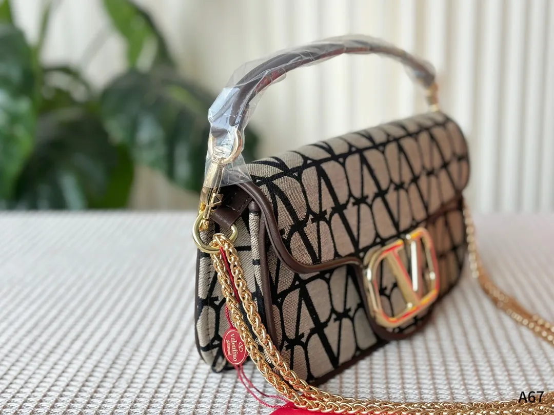 💰310💰290 Packed in a folding gift box 🌟Valentino Loco shoulder bag baguette bag, the sense of luxury is overflowing. This appearance is very versatile. No matter how you carry it, there is no pressure. Which girl can refuse such a beautiful bag? 🫣 Size: large 27-8-13, small 20-6-11