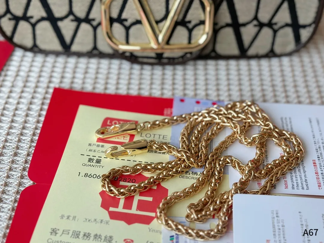 💰310💰290 Packed in a folding gift box 🌟Valentino Loco shoulder bag baguette bag, the sense of luxury is overflowing. This appearance is very versatile. No matter how you carry it, there is no pressure. Which girl can refuse such a beautiful bag? 🫣 Size: large 27-8-13, small 20-6-11