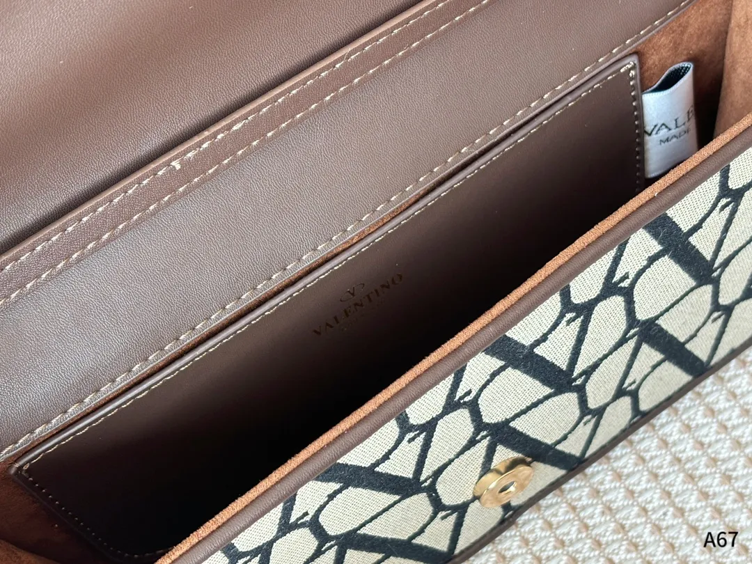 💰310💰290 Packed in a folding gift box 🌟Valentino Loco shoulder bag baguette bag, the sense of luxury is overflowing. This appearance is very versatile. No matter how you carry it, there is no pressure. Which girl can refuse such a beautiful bag? 🫣 Size: large 27-8-13, small 20-6-11