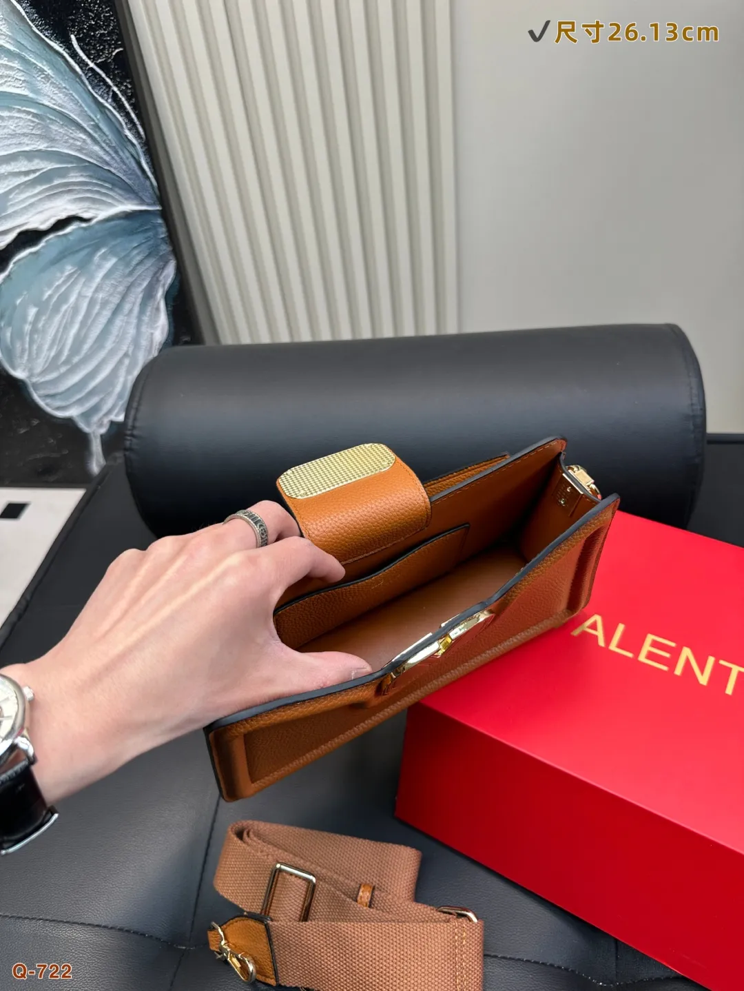 💰290 with folding box Valentino AllknotsA cross-body bag is exquisite and beautiful, high-end and elegant. It is easy to handle, no matter the clothes or the season. It can be used all year round. It can be salty or sweet. It can be carried by a tall girl, and it can be carried by a small girl with a royal temperament. It is a sweet girl. Size: 26.13cm