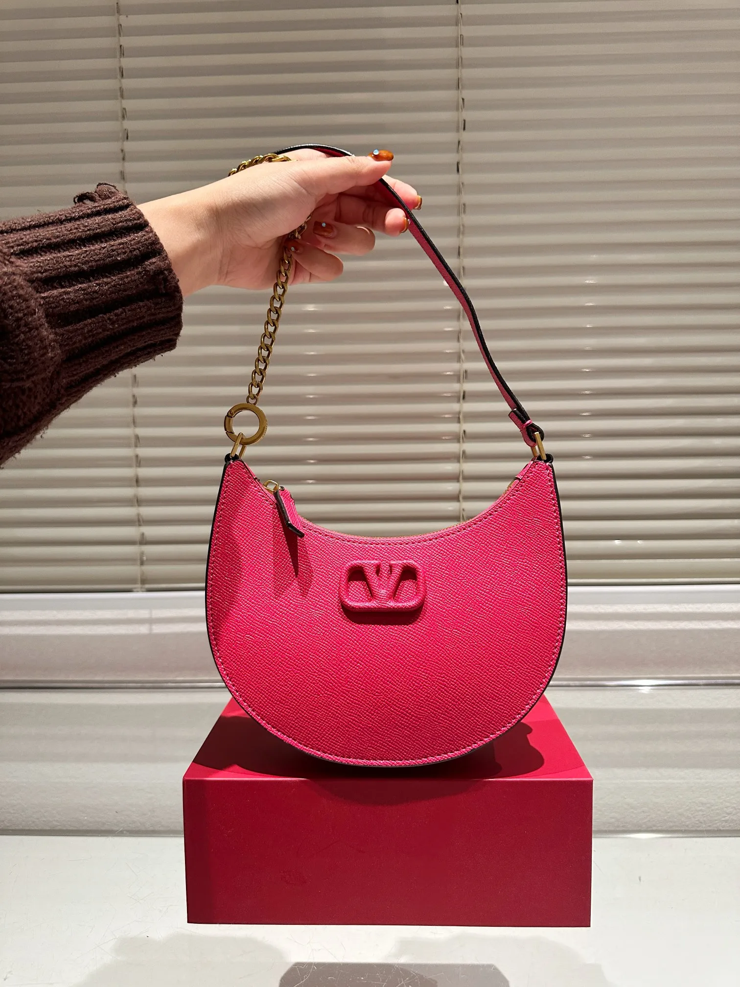 P350 Valentino Loco, a must-have for beautiful fairies, and so beautiful. Underarm bag, unlocks fashion charm. Can be salty or sweet. The most beautiful girl on the street. Size 20 16cm. Comes with folding gift box.