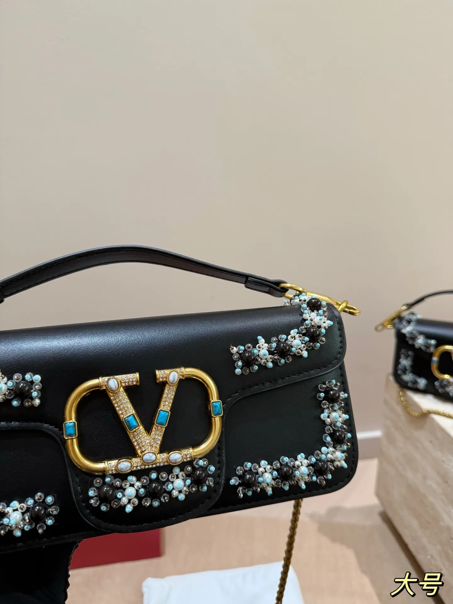 Large size P410 Small size P400 Valentino heavy chain bag Unlock the fashion charm Can be salty or sweet The most beautiful girl on the street Size 27*12cm 20*11cm Gift box🎁