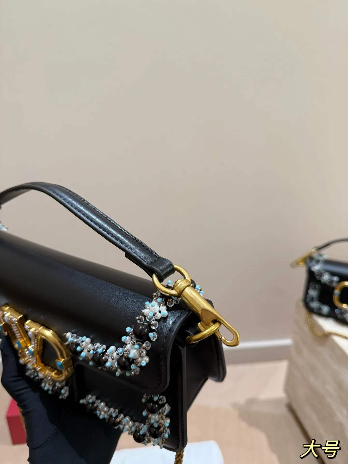 Large size P410 Small size P400 Valentino heavy chain bag Unlock the fashion charm Can be salty or sweet The most beautiful girl on the street Size 27*12cm 20*11cm Gift box🎁