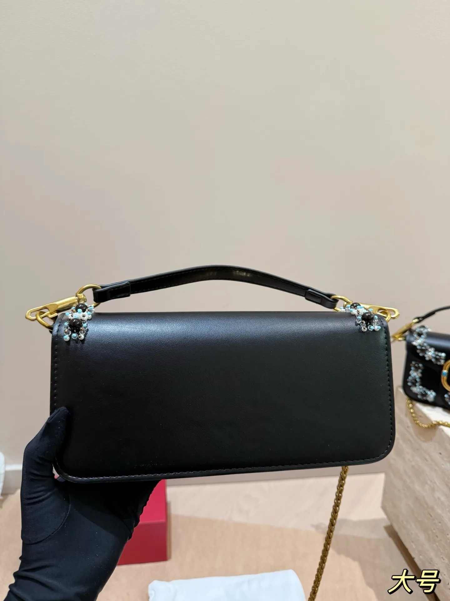 Large size P410 Small size P400 Valentino heavy chain bag Unlock the fashion charm Can be salty or sweet The most beautiful girl on the street Size 27*12cm 20*11cm Gift box🎁