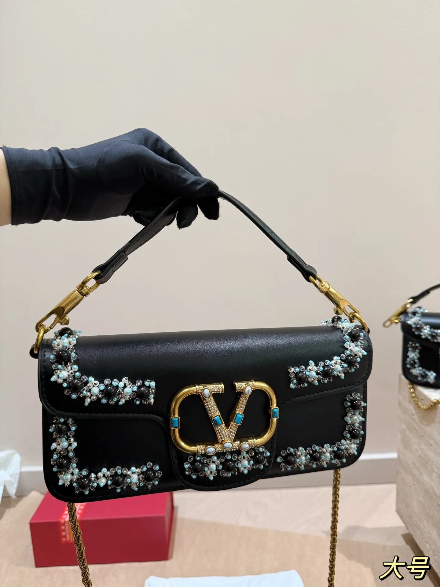 Large size P410 Small size P400 Valentino heavy chain bag Unlock the fashion charm Can be salty or sweet The most beautiful girl on the street Size 27*12cm 20*11cm Gift box🎁