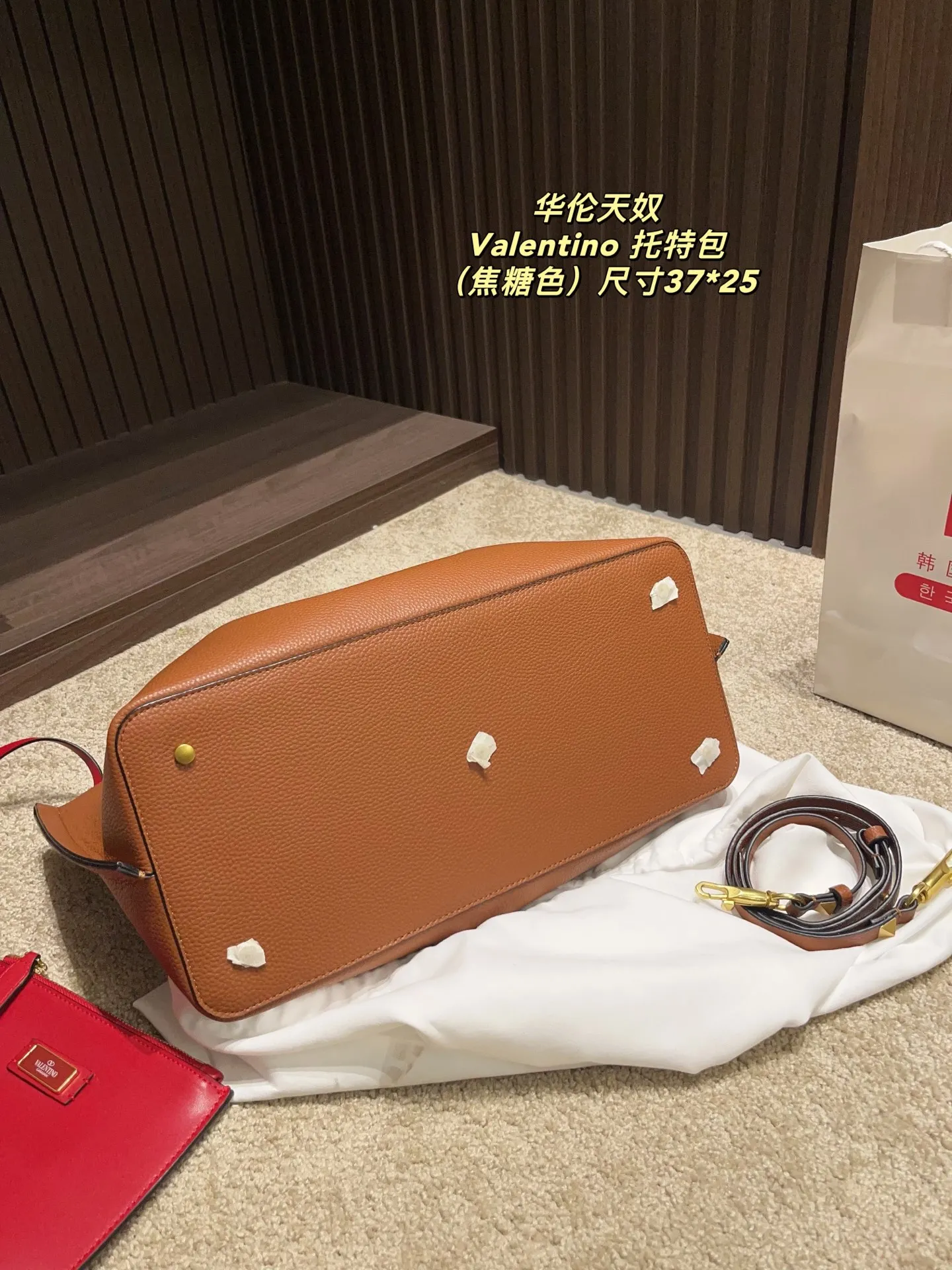 p360⚠️Size 37.25 Valentino tote bag handle, shoulder strap, can be carried by hand or shoulder! Full of high-end fashion, it is the first choice for this summer